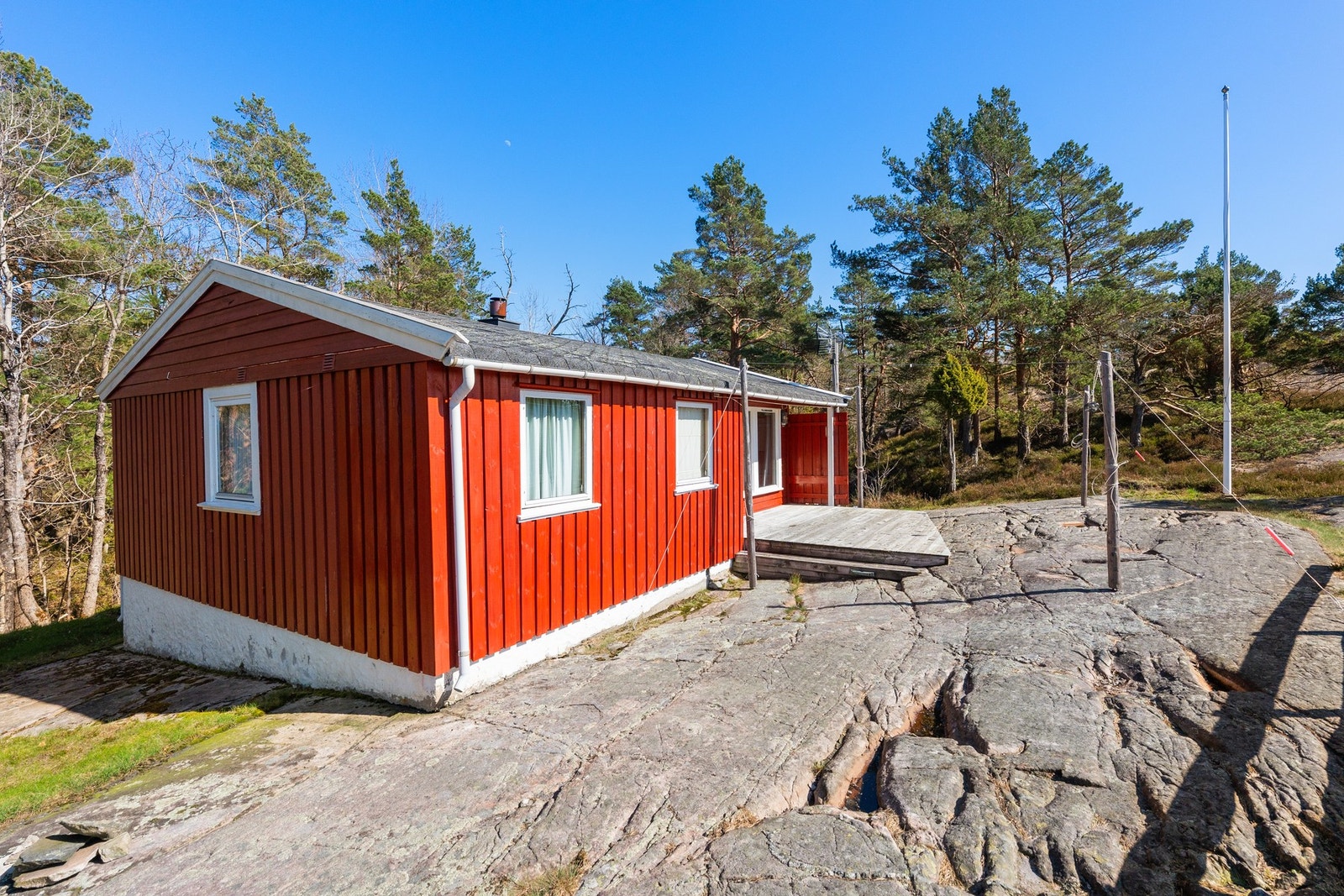 Hytten og utearealet utenfor Galleribilde