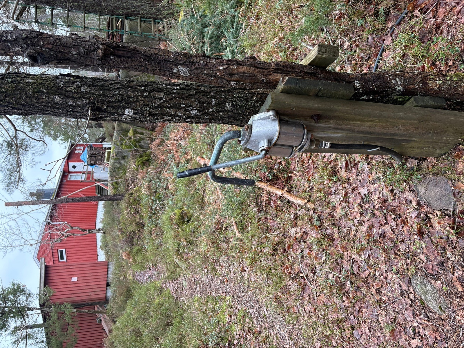 Vannpost med håndpumpe ligger like utenfor tomtegrensen Galleribilde