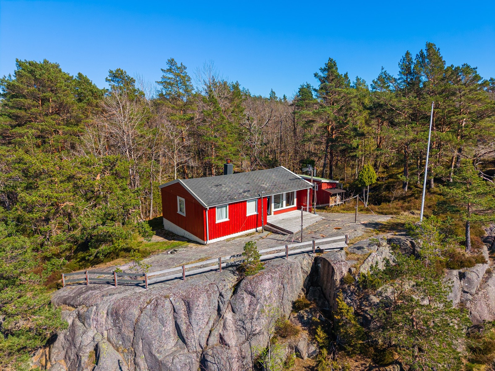 Hytten ligger fint i terrenget Galleribilde