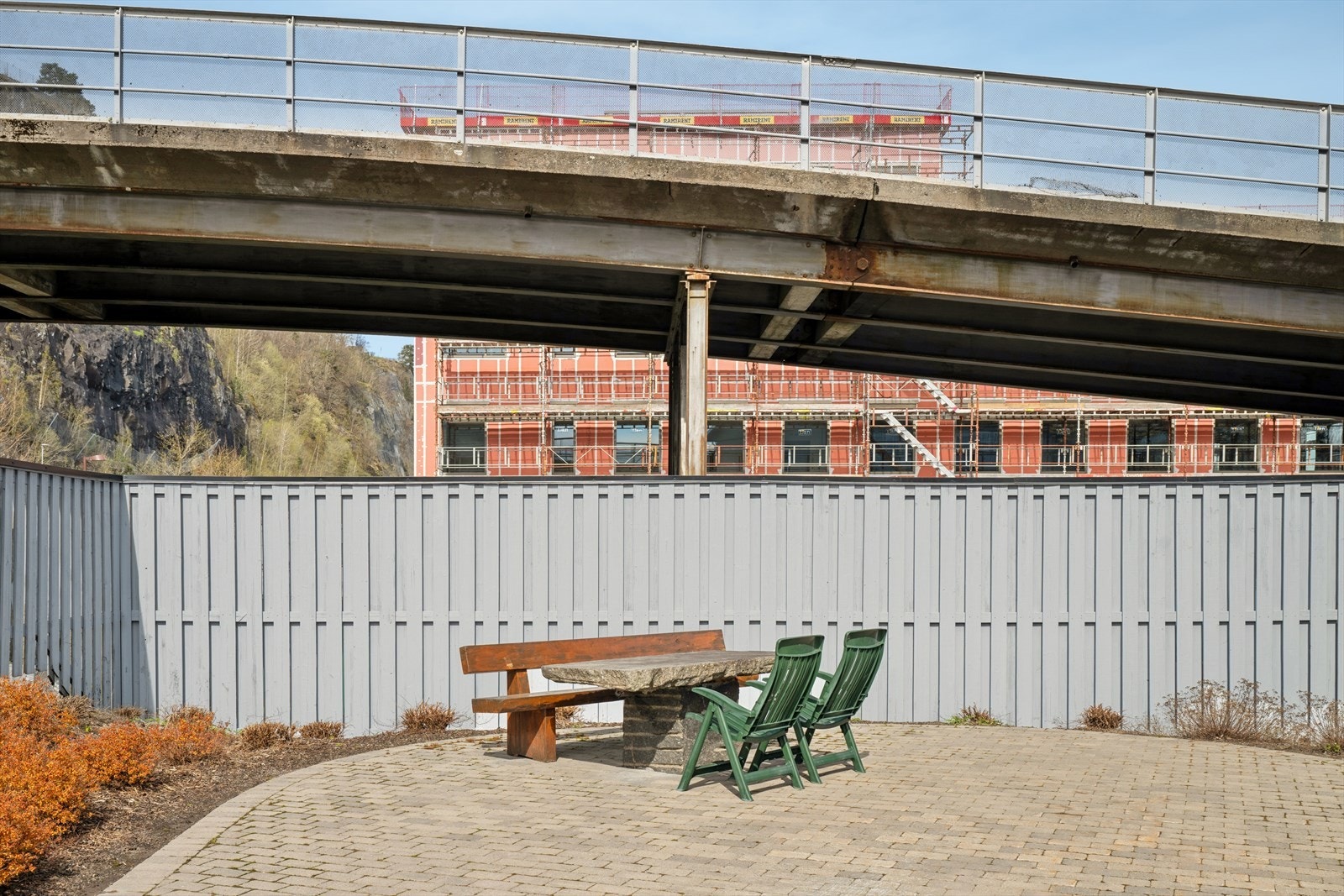 På utsiden av bygget er det opparbeidet en egen uteplass, perfekt for sene sommerdager og grillkveld. Galleribilde