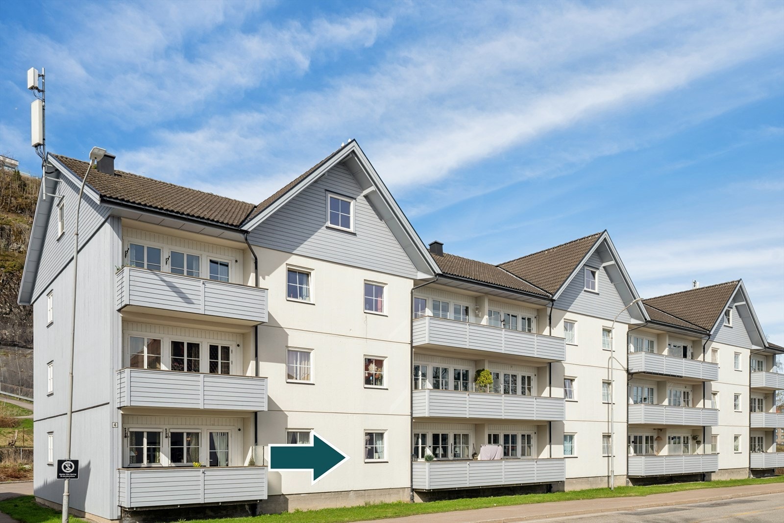 Velkommen til Rådhusgaten 4! Leiligheten ligger sentralt til i 1. etasje og har livsløpsstandard med enkel, trinnfri adkomst. Galleribilde