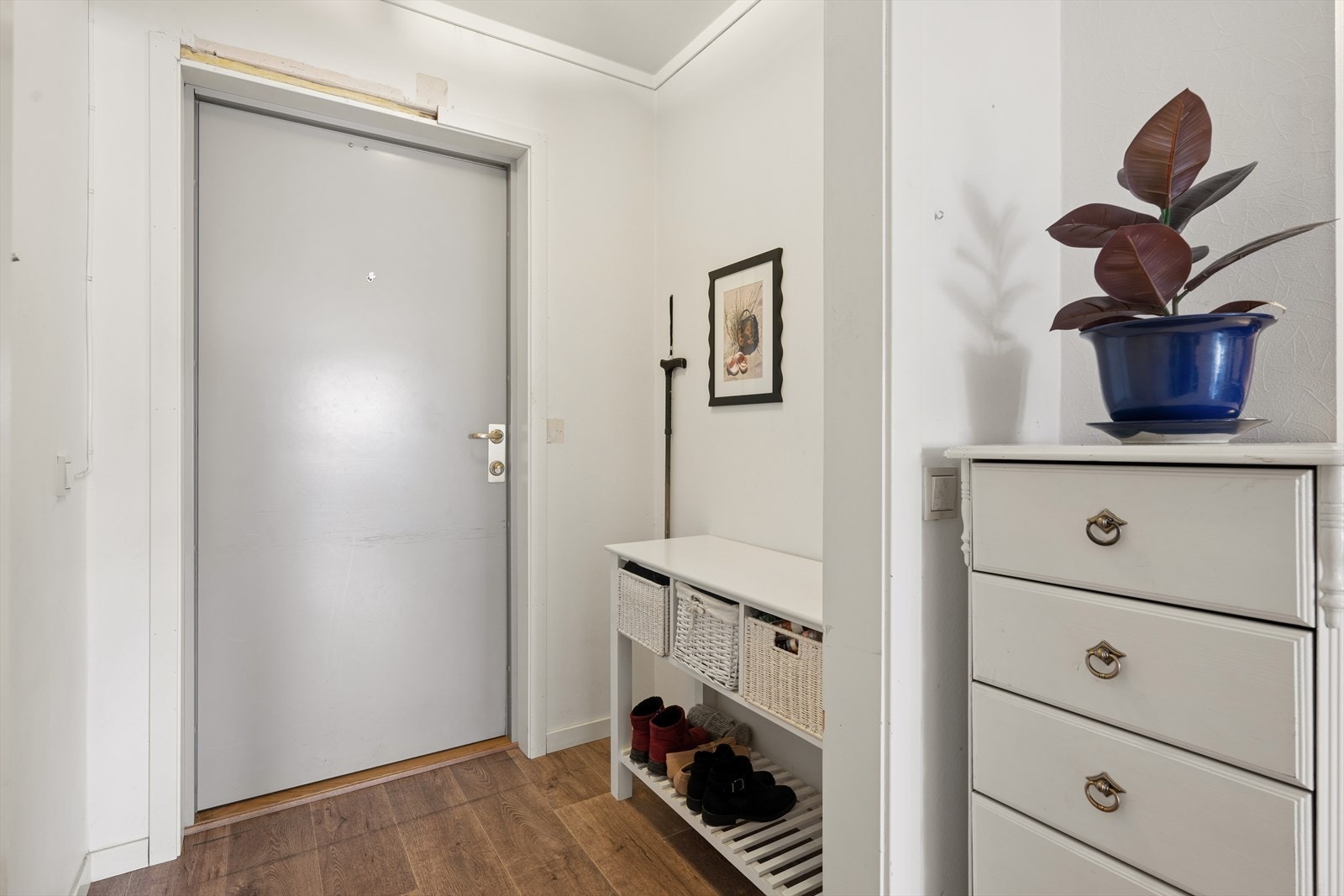 Entréen har plass til ønsket garderobeløsning og gir god oversikt over boligens øvrige rom. Galleribilde