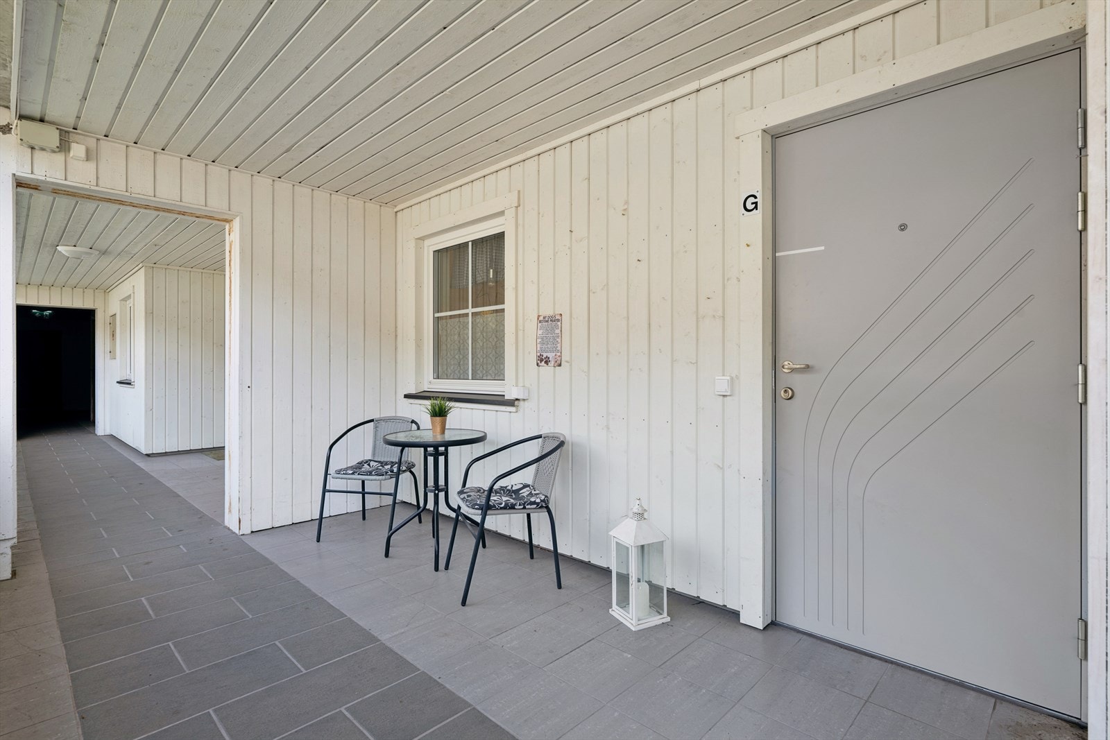 På utsiden av leilighetens inngang, er det mulighet for å innrede med egen sittegruppe. Galleribilde