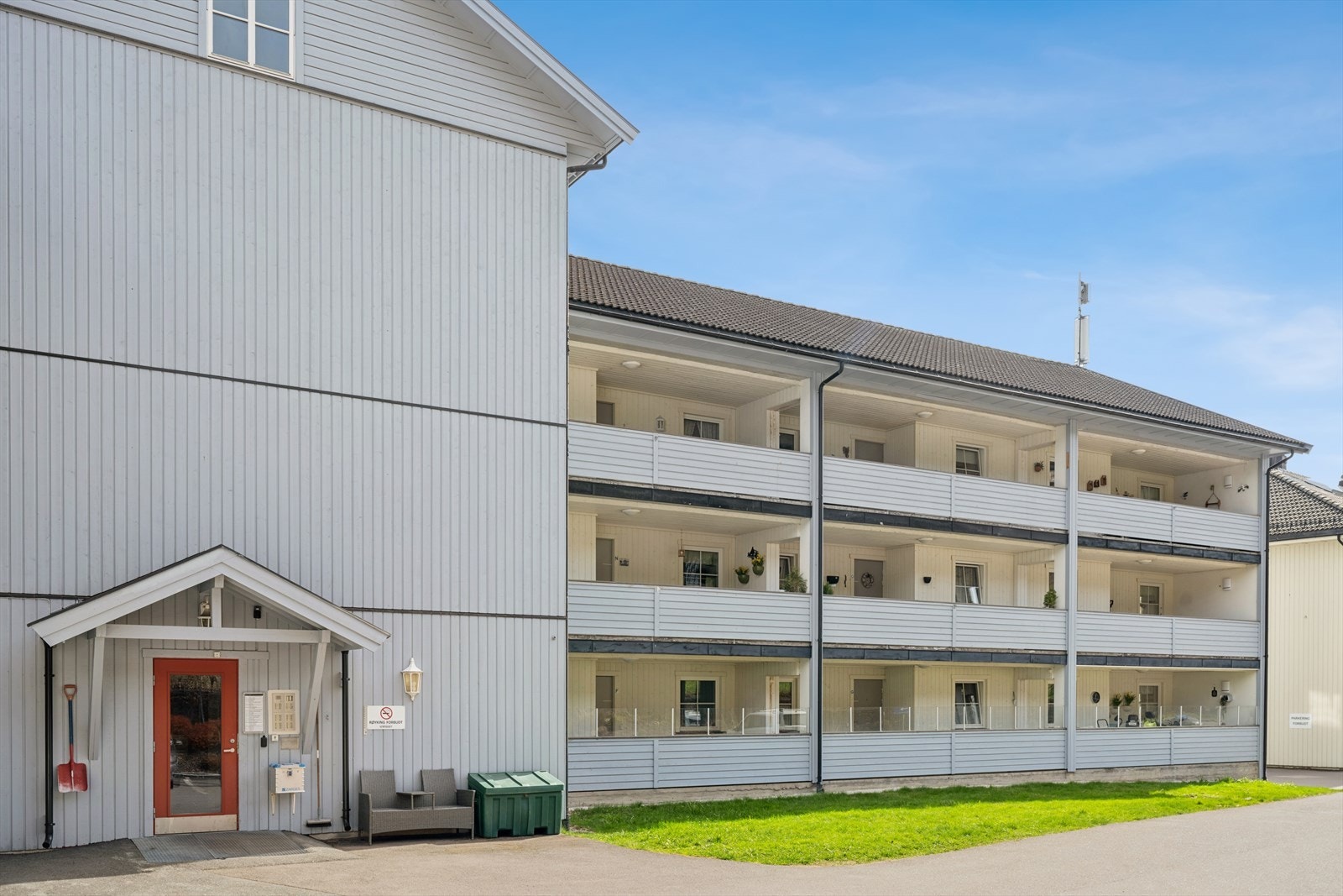 Det er et ryddig og rolig borettslag, med gjesteparkering i gårdsplassen. Galleribilde