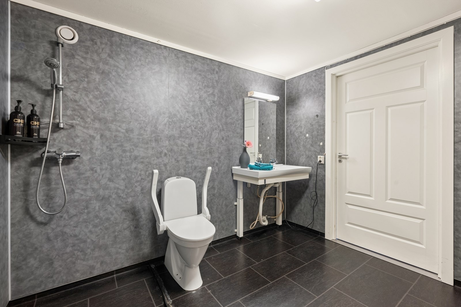 Badet er innredet med servant med hev- og senk-funksjon, tilpasset toalett med armstøtter, dusjhjørne samt opplegg for vaskemaskin. Galleribilde