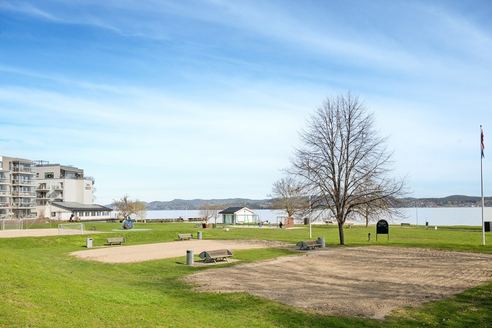 Dulpen kan du nyte en fantastisk utsikt over Oslofjorden, flotte badestrender, en flytende badestamp, fiskemuligheter, lekeapparater, volleyballbane, kafé og mye mer. Galleribilde