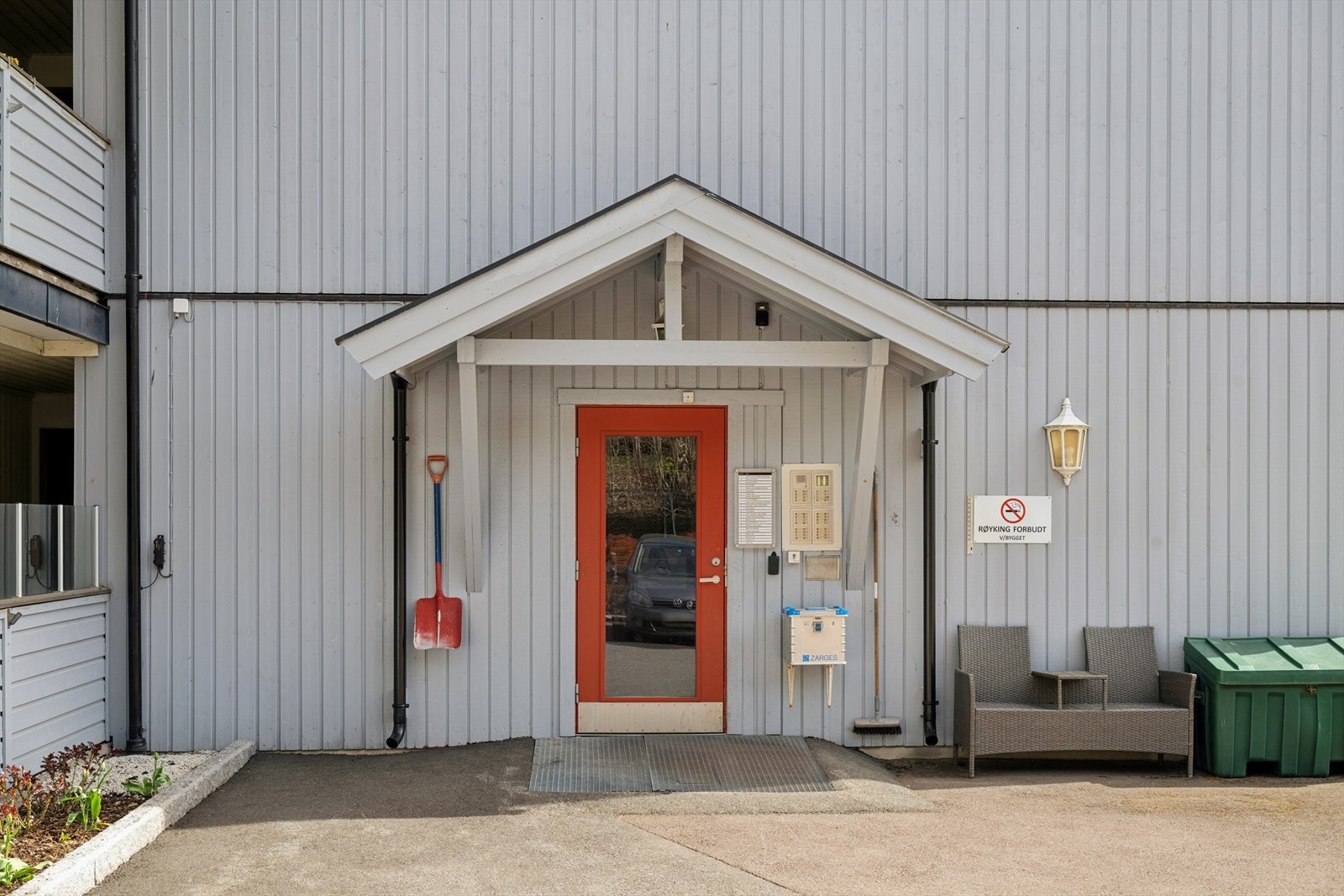 Leiligheten har inngang vi et felles inngangsparti. Galleribilde