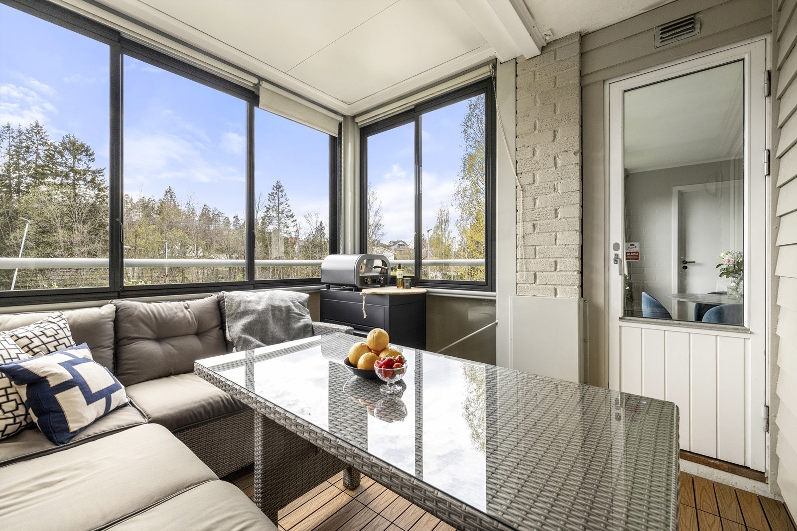 Glassvinduene kan skyves helt opp på fine sommerdager. Galleribilde