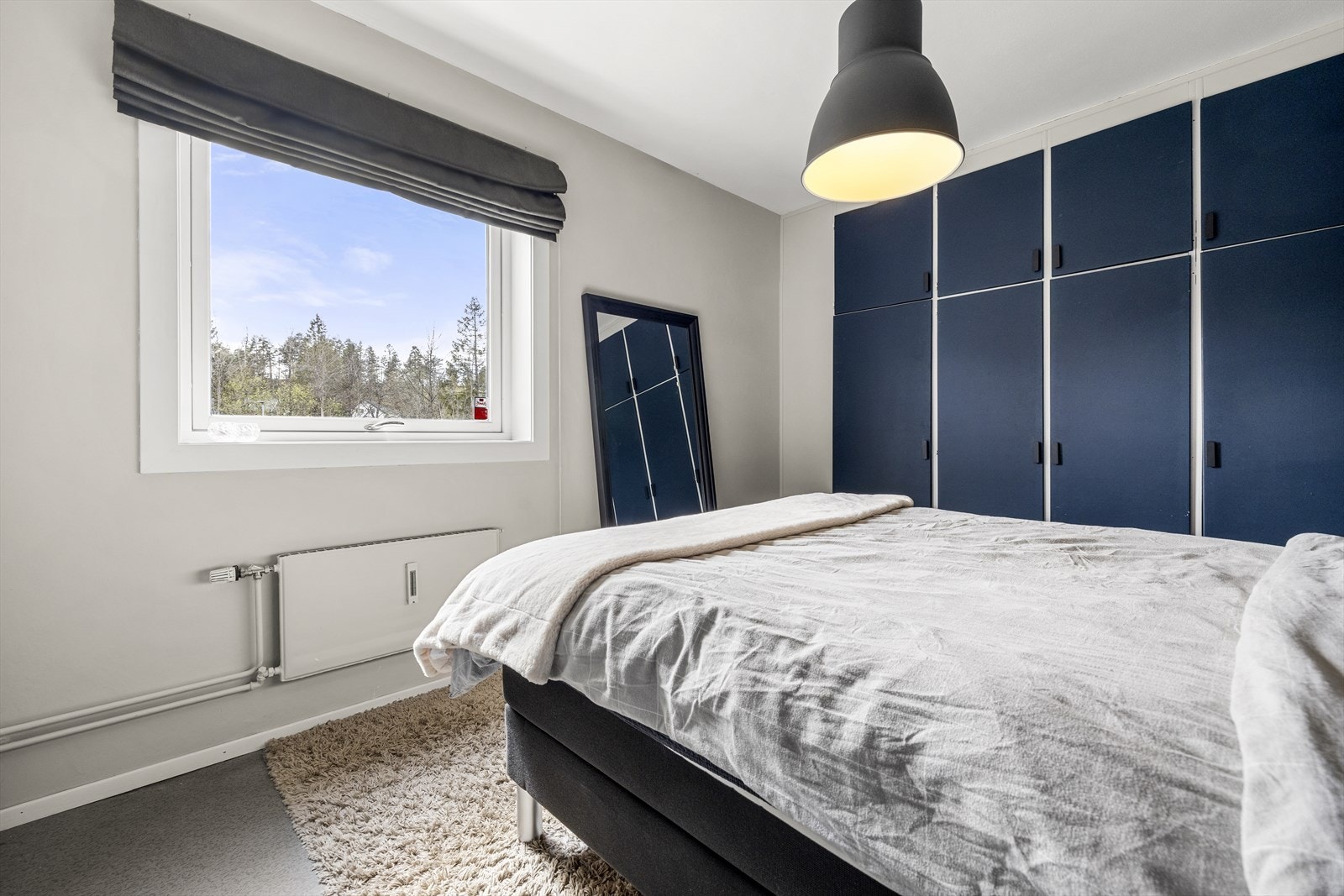 Langs den ene veggen er det innebygd garderobeløsning med plass til å gjemme vekk klær og diverse utstyr. Galleribilde
