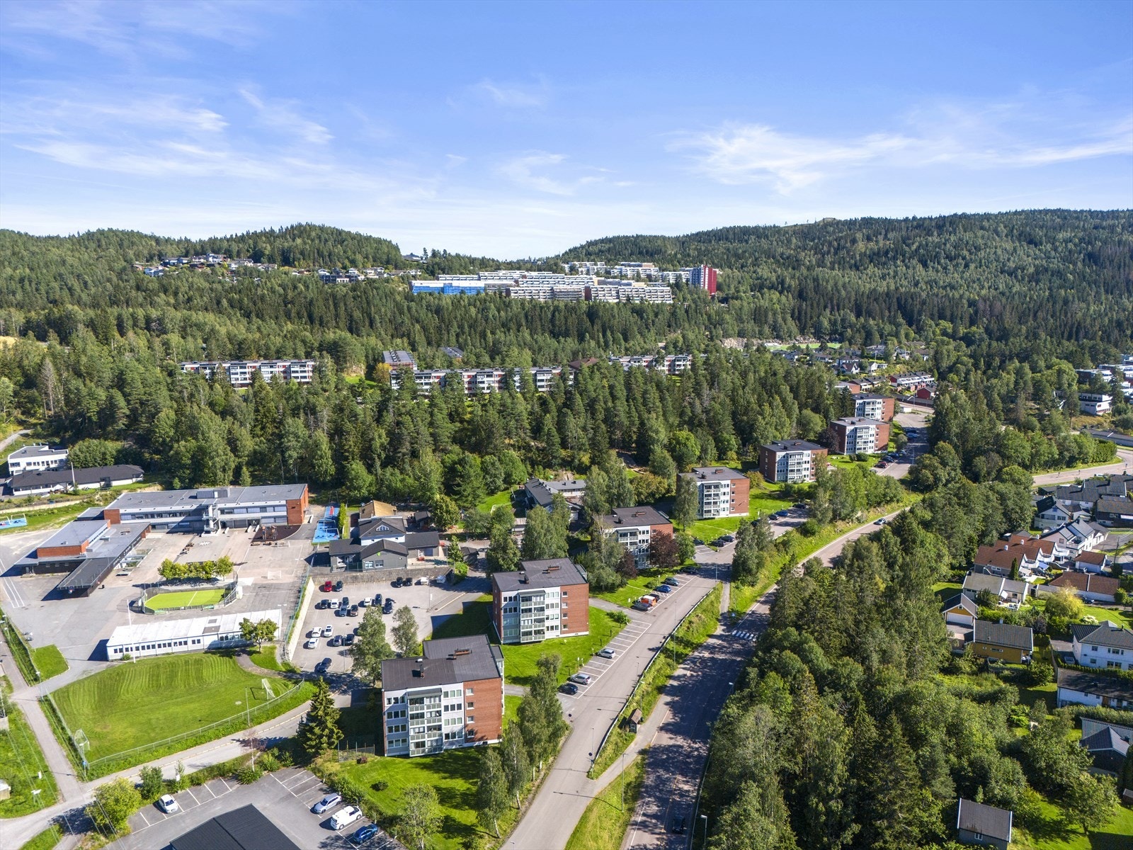 Et fredelig nabolag omgitt av frodig natur og åpne landskap. Galleribilde