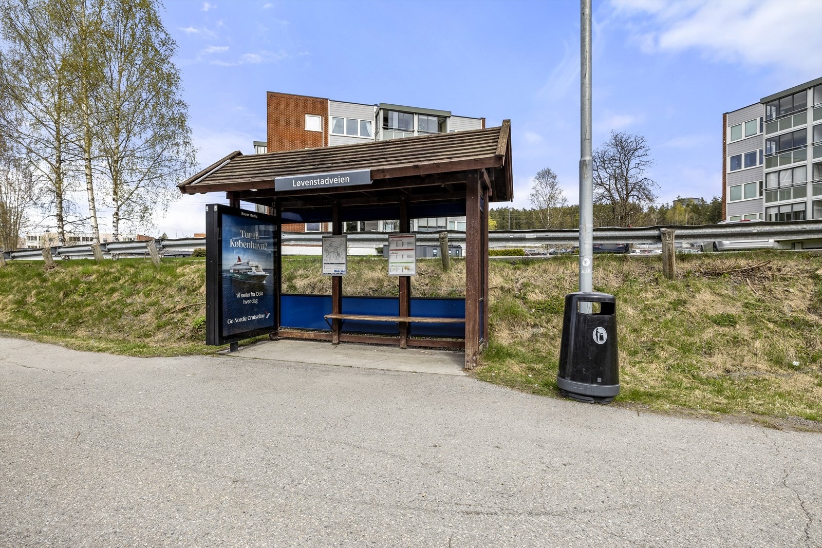 Busstoppet ligger rett utenfor døren. Galleribilde