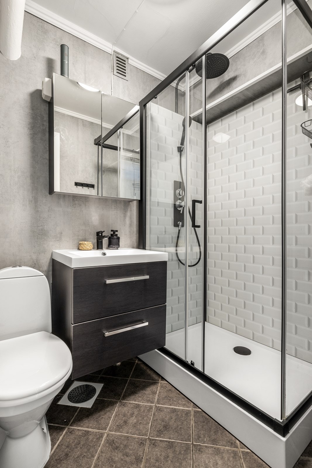 Badet har fliser i gulv med underliggende varmekabler. Galleribilde