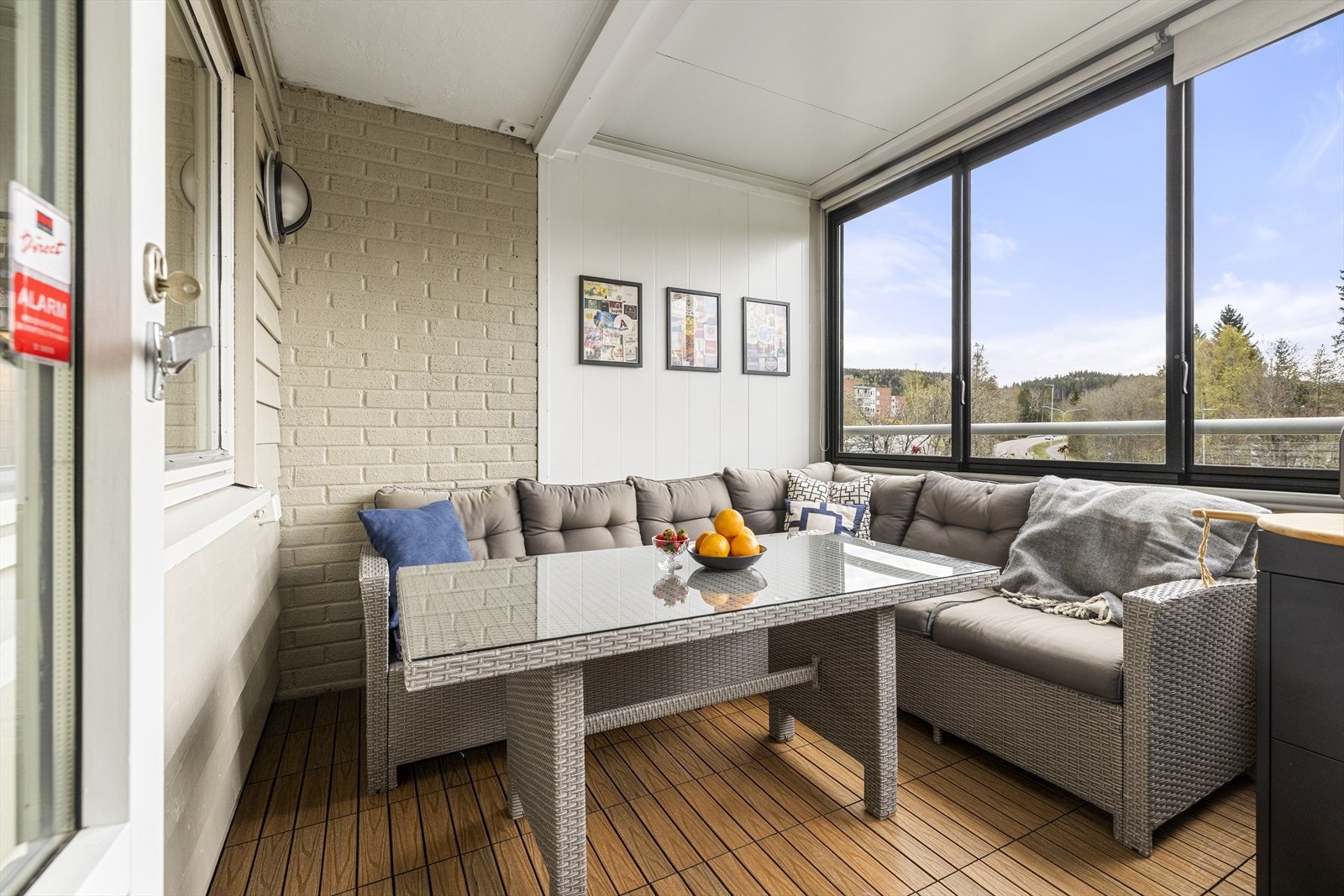 Balkongen på ca. 8 m² forlenger innearealet, og har god plass til sittegruppe. Galleribilde