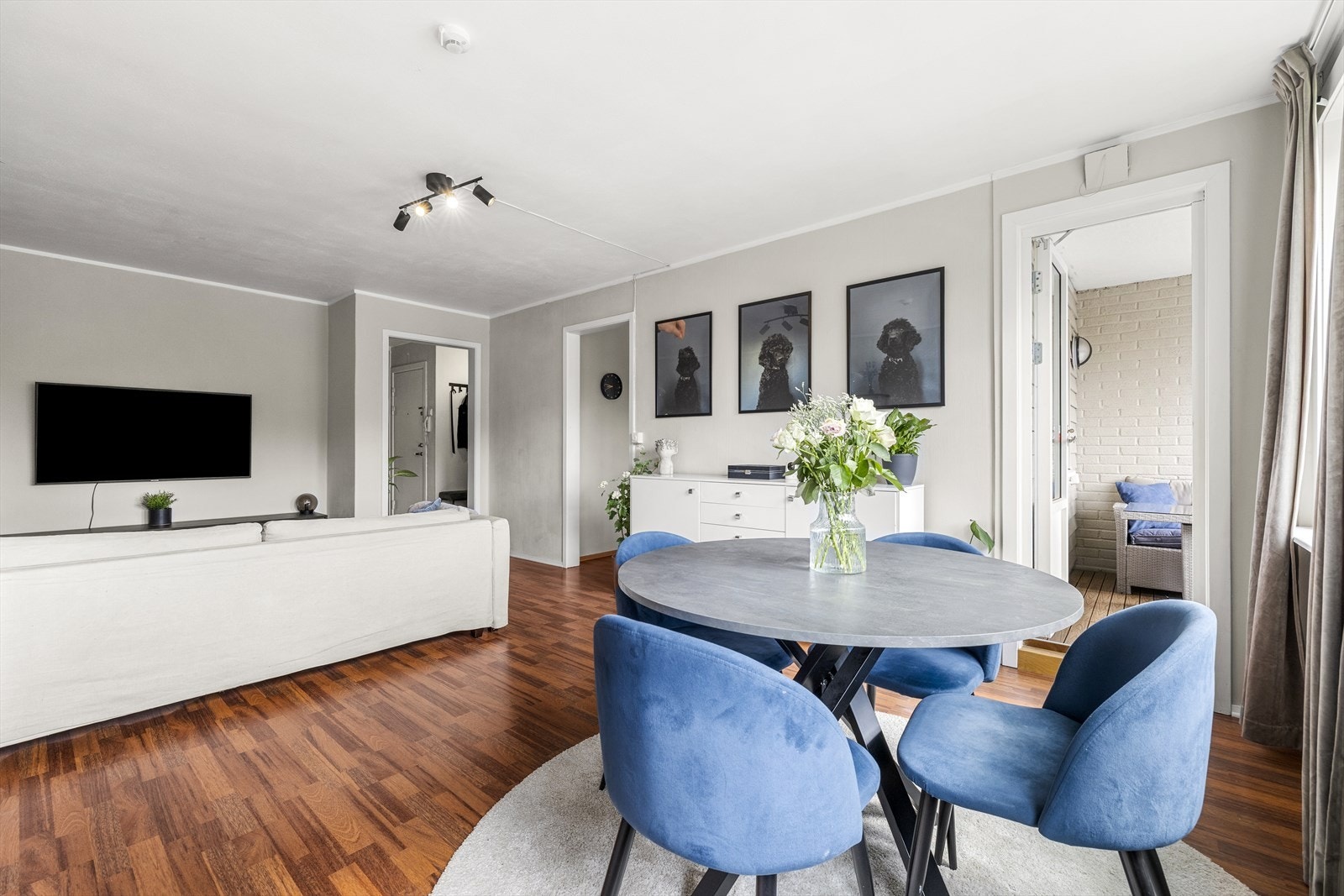 Luftig og innbydende stue med store vinduer som gir rikelig med naturlig lys og fint utsyn. Galleribilde