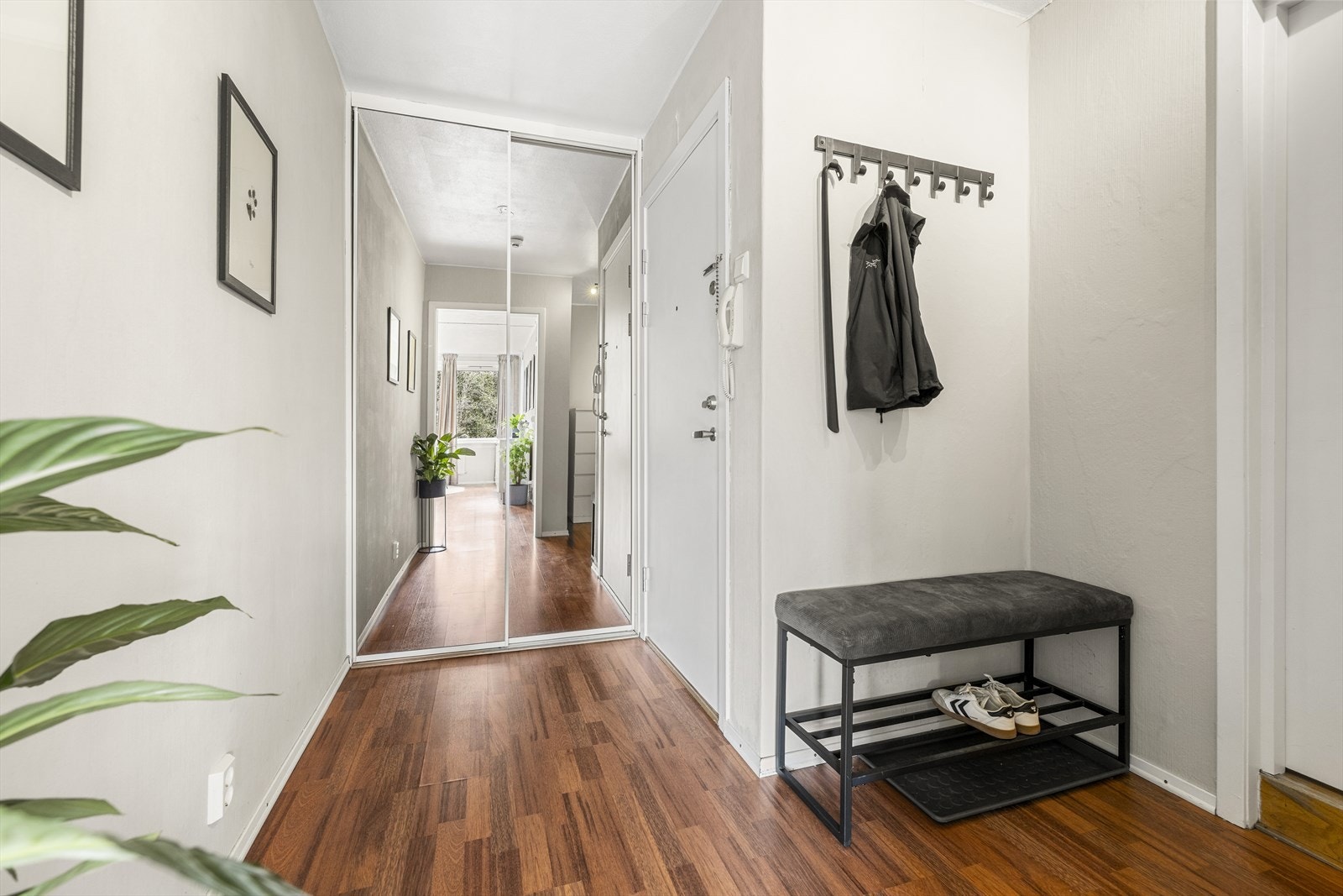 Yttertøy kan du henge fra deg i skyvedørsgarderobe, og det er i tillegg plass for kommode og skohylle. Galleribilde