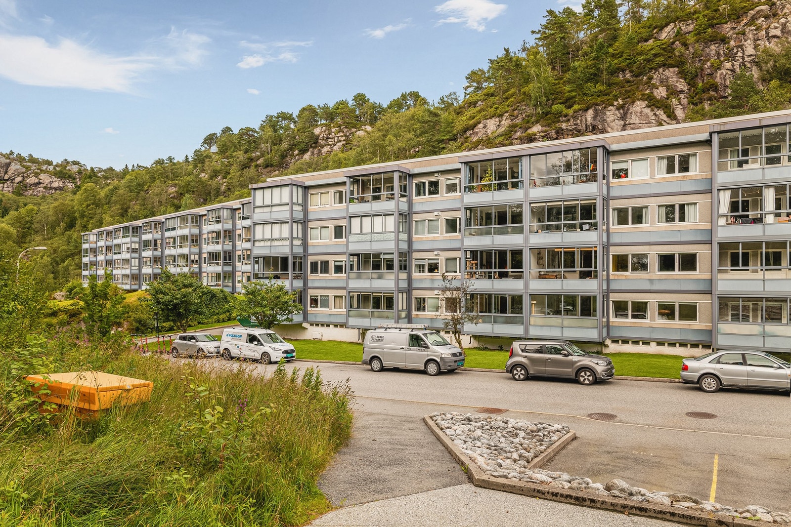 Leiligheten ligger fint til i byggets tredje etasje Galleribilde