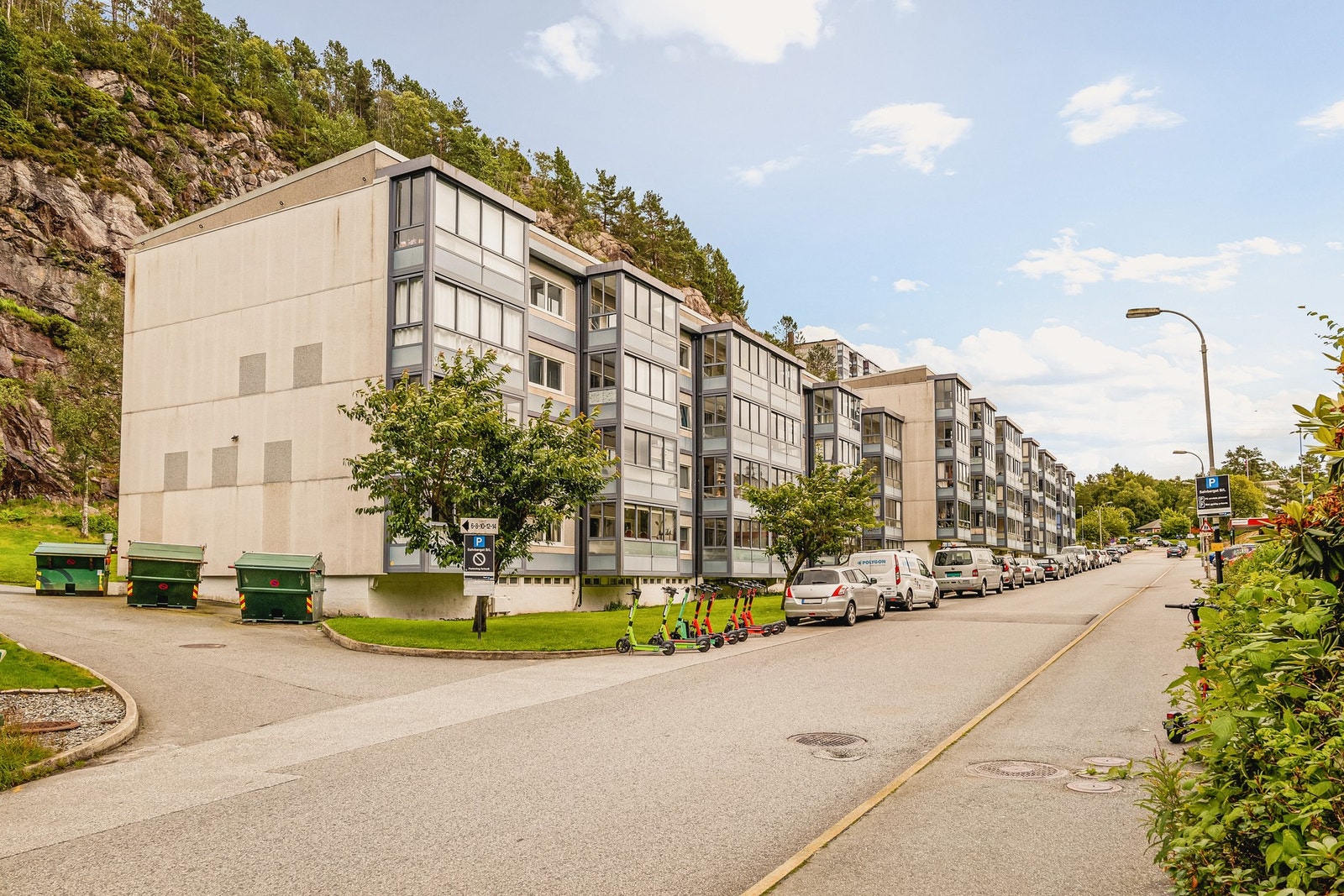 En flott 3-roms leilighet med gode rom, innglasset balkong, utsikt og attraktiv beliggenhet Galleribilde