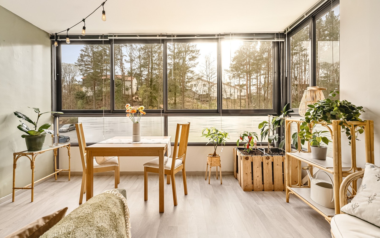 Store vindusflater gir rikelig med naturlig lys og skaper en god atmosfære i rommet Galleribilde