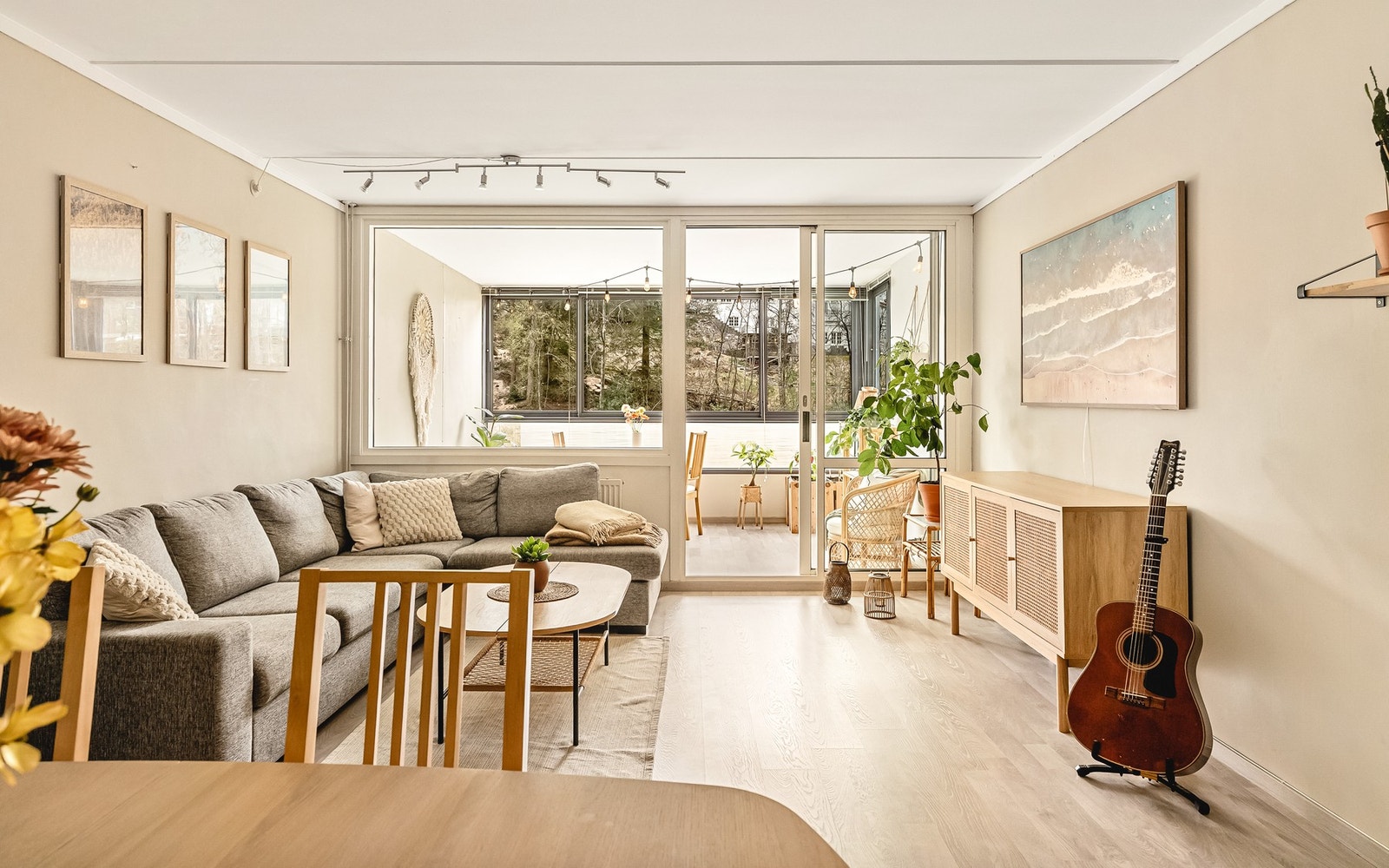 Det er tidsriktige fargevalg og laminatgulv Galleribilde