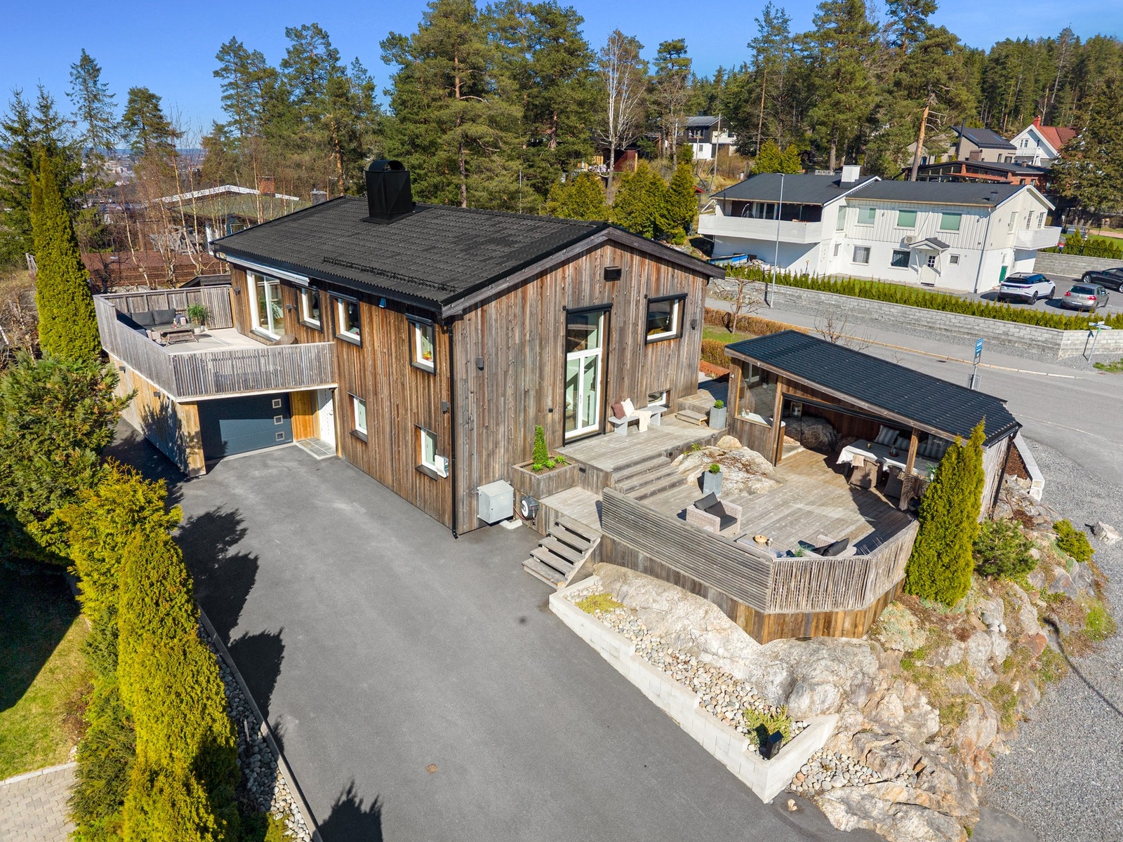 Attraktiv beliggenhet med god plass rundt boligen. Galleribilde