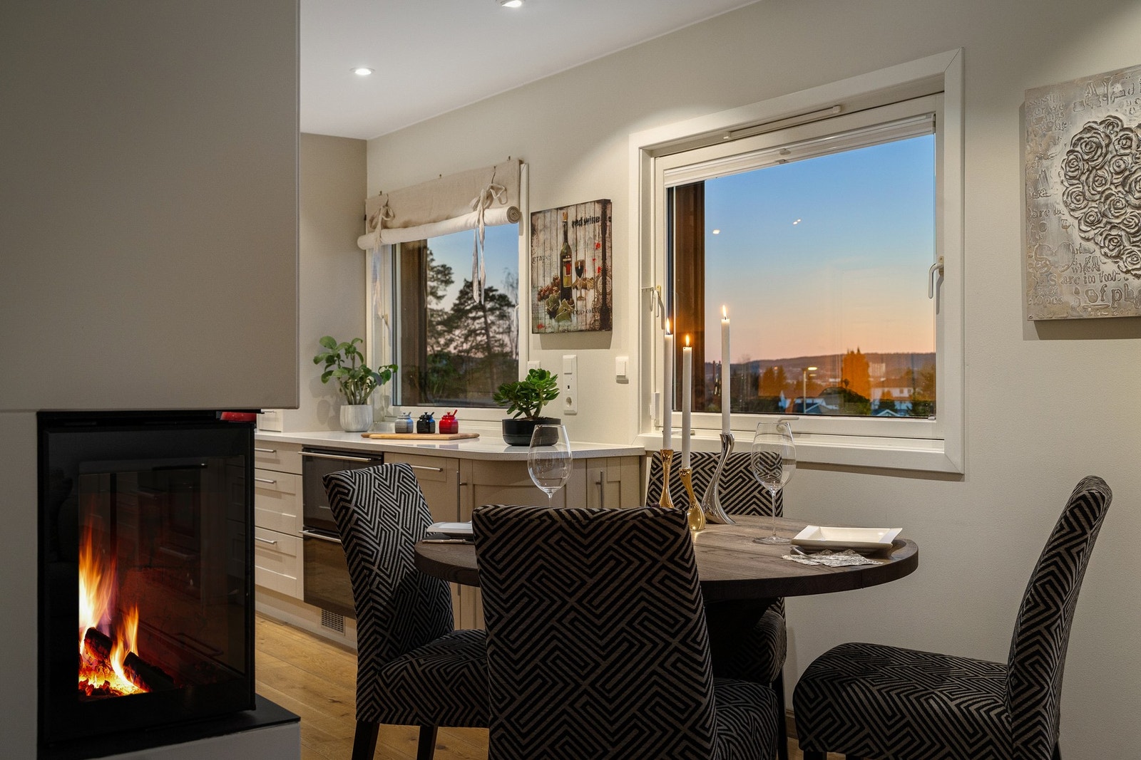 Spiseplass med utsikt - en hyggelig ramme rundt måltidene. Galleribilde