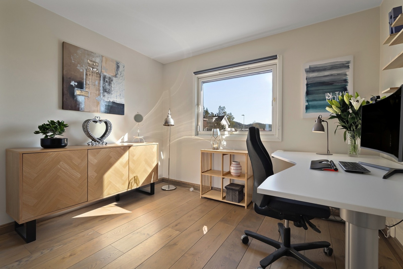 Soverom, perfekt for deg som trenger ett sted å ha hjemmekontor. Galleribilde