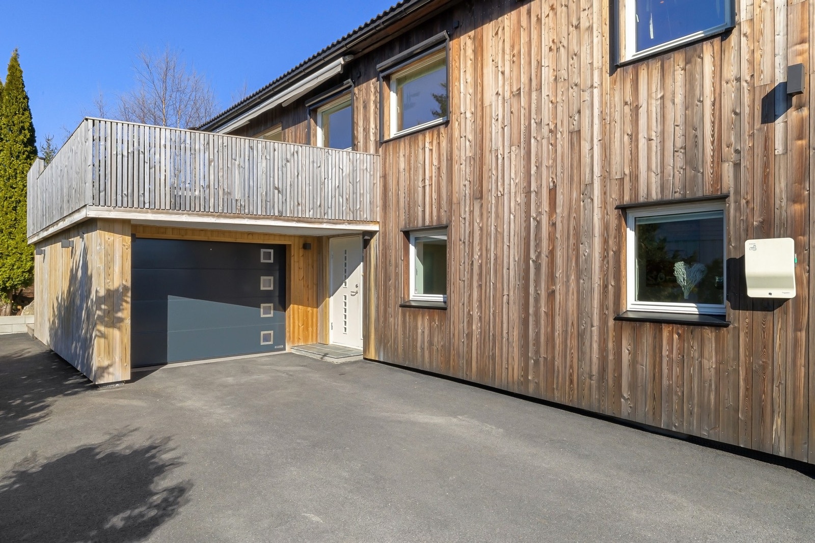 Garasje og gårdsplass med enkel adkomst. Galleribilde