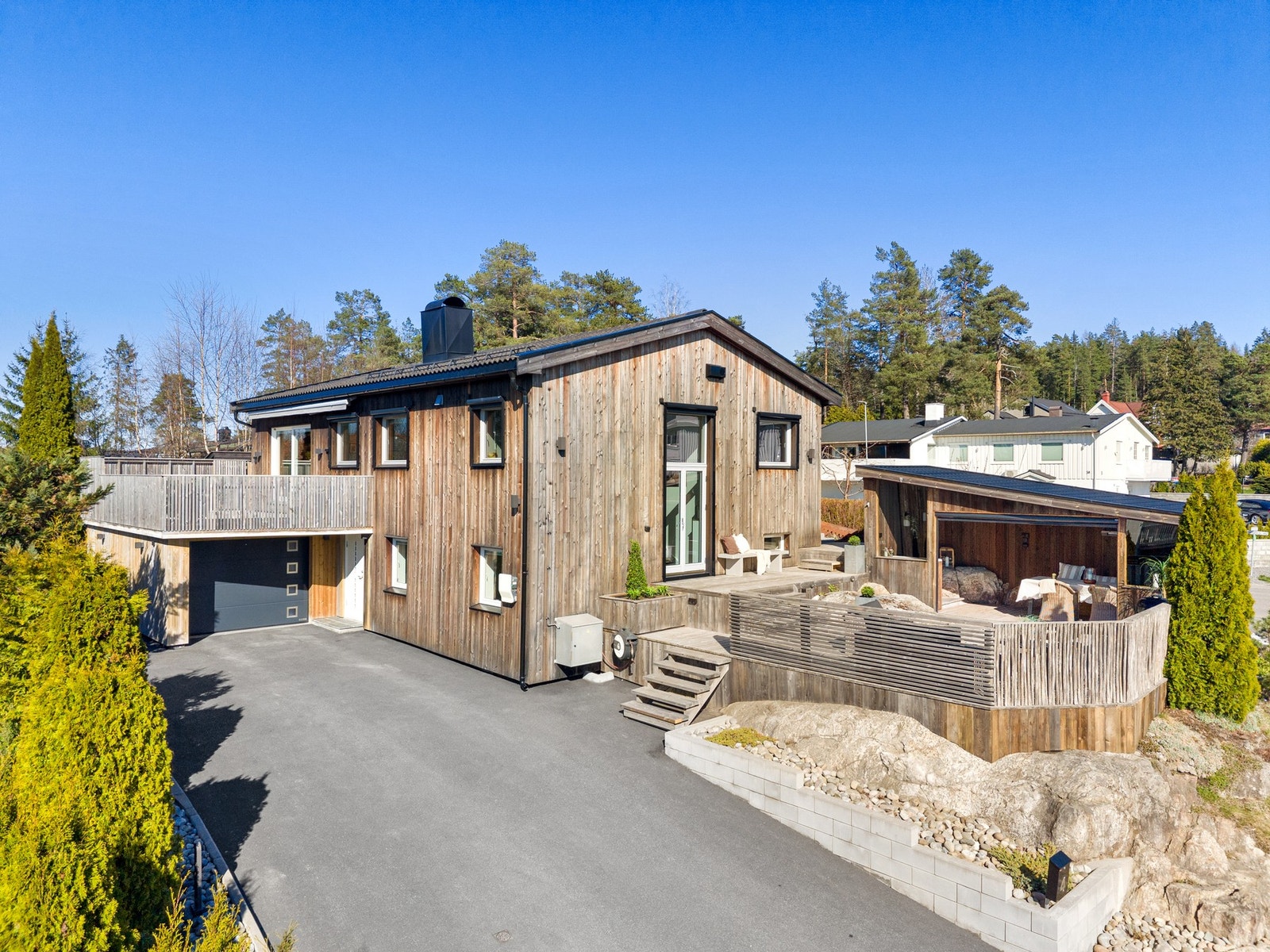 Stilren fasade med moderne uttrykk. Galleribilde