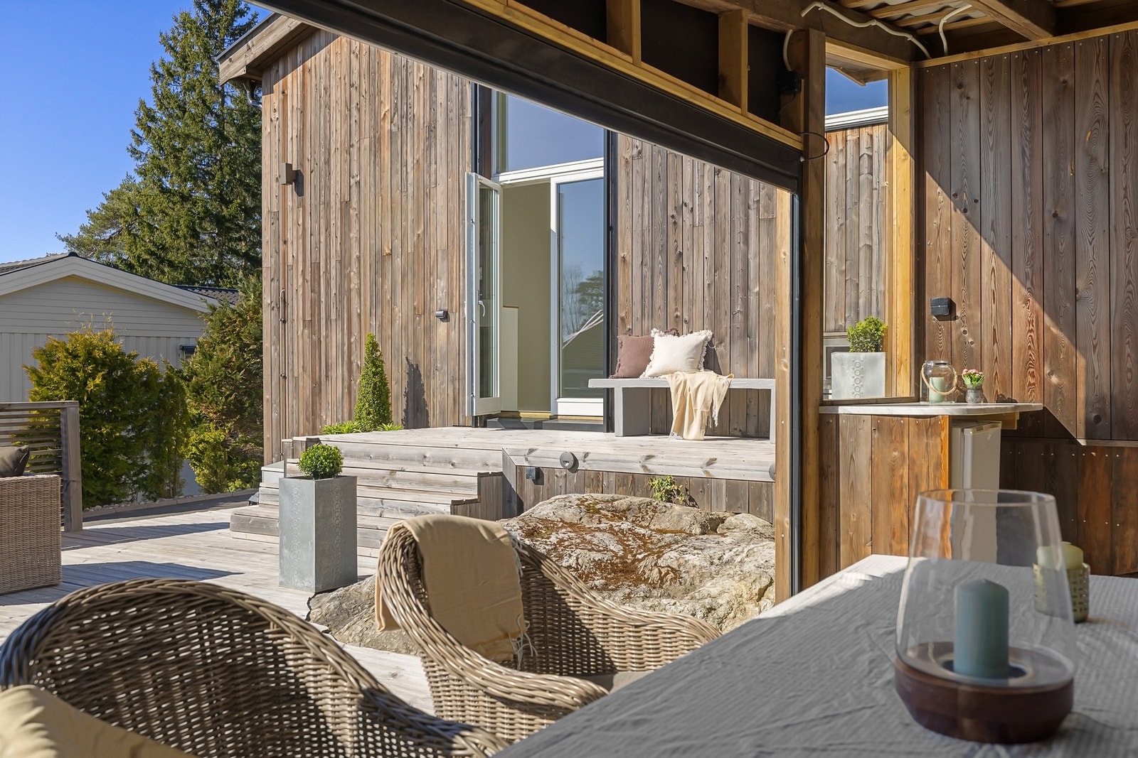 Skjermet terrasse med god plass til både avslapning og måltider. Galleribilde