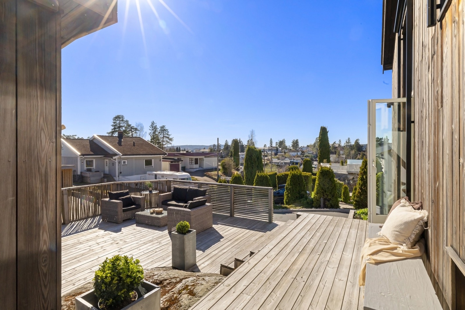 Solrik terrasse med flott utsyn og gode møbleringsmuligheter. Galleribilde