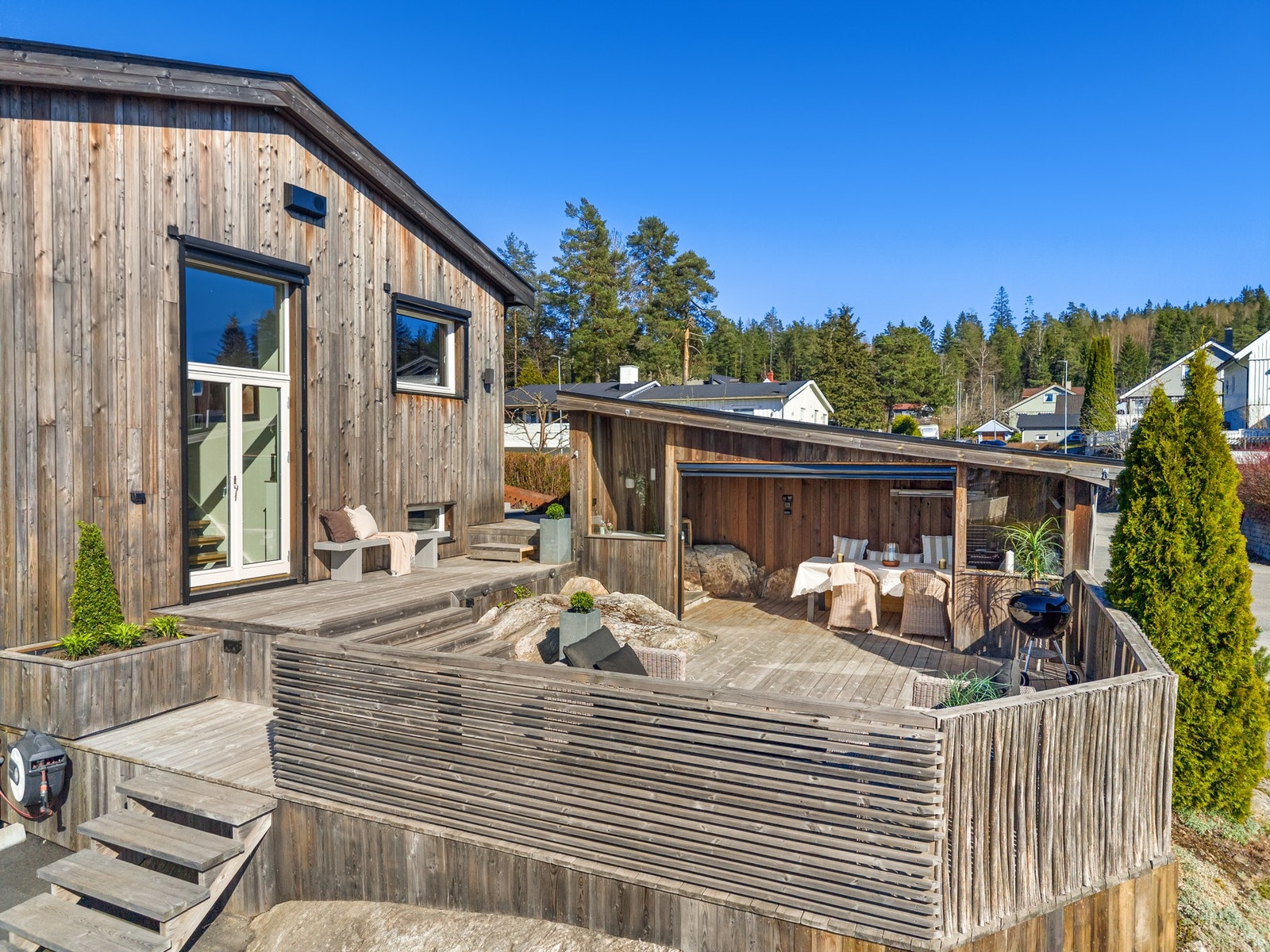 Flott uteområde med flere oppholdsplasser. Galleribilde