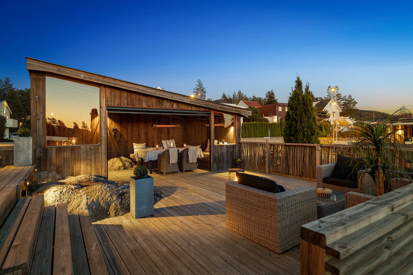 Terrassebadet i kveldssol - en perfekt ramme for sene sommerkvelder. Galleribilde