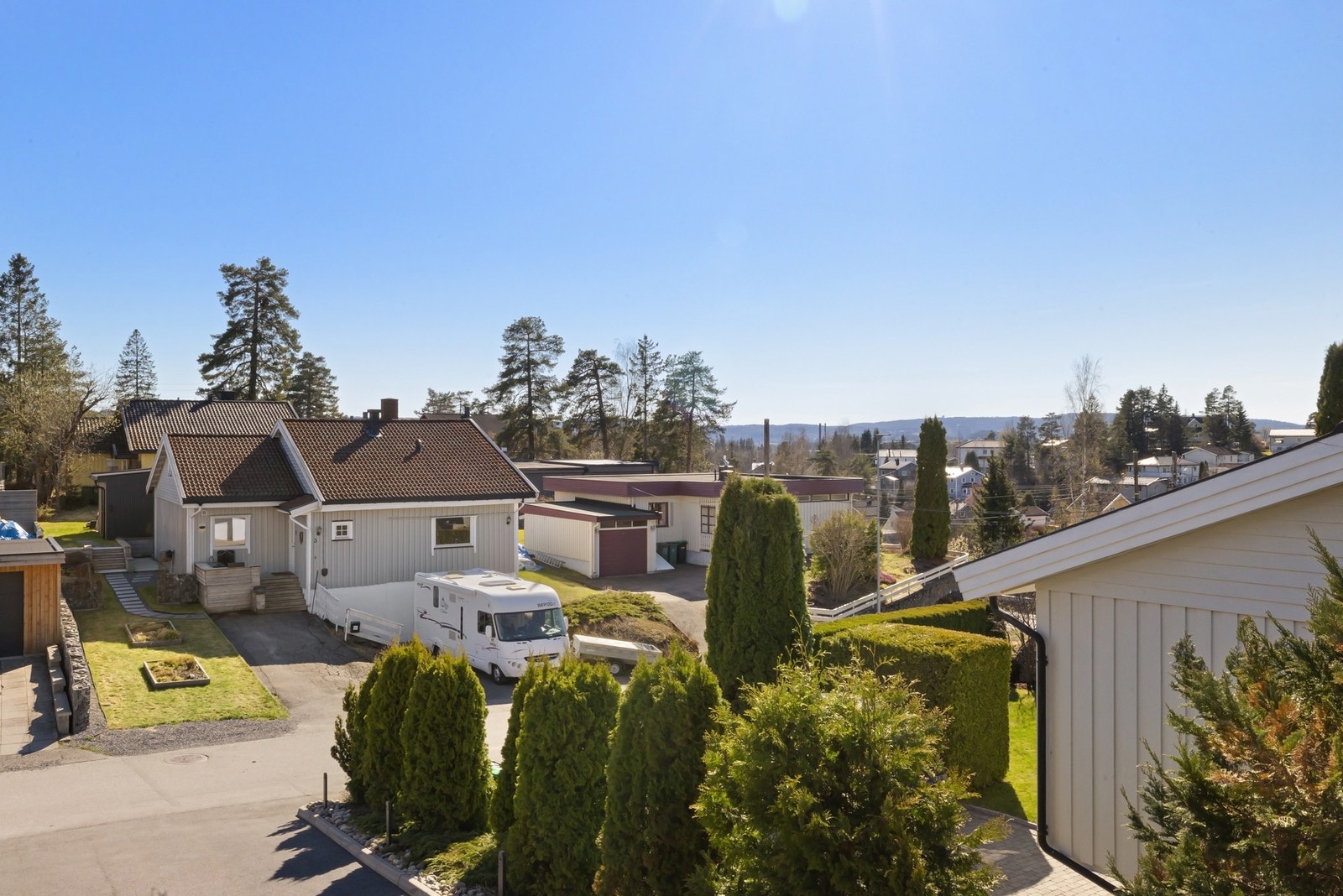 Fin utsikt over nærområdet fra eiendommen. Galleribilde
