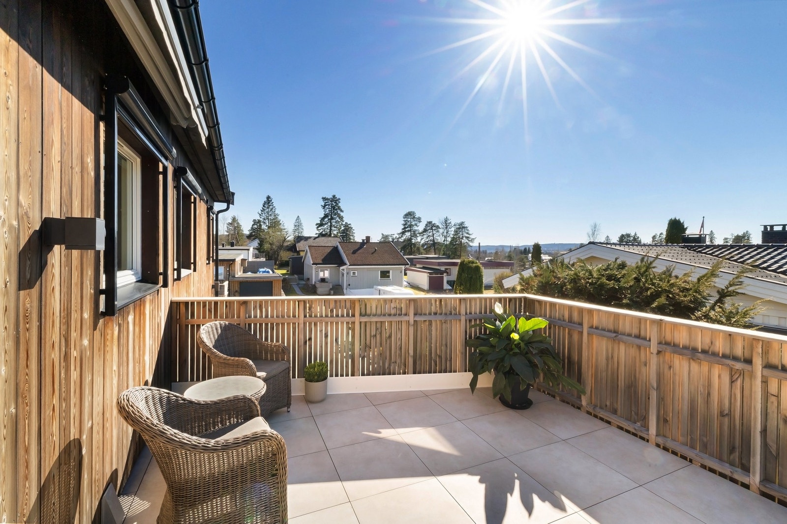 Langstrakt terrasse med god plass til flere sittegrupper. Galleribilde