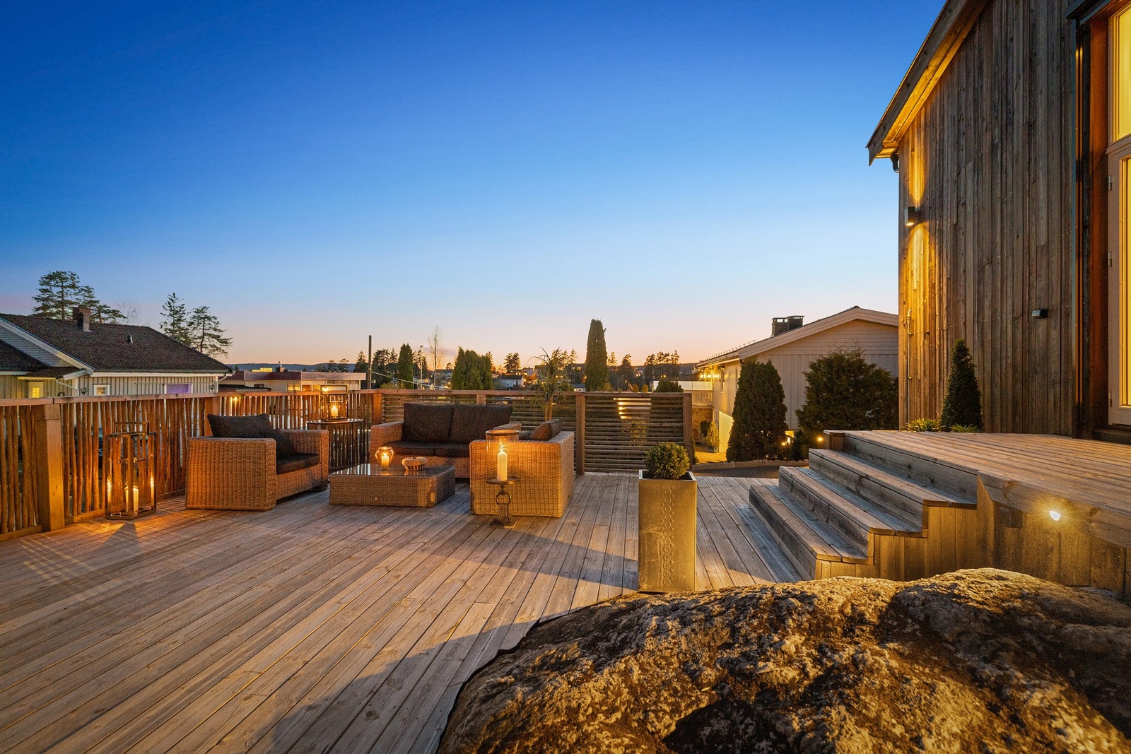 Romslig terrasse med god plass til avslapning. Galleribilde