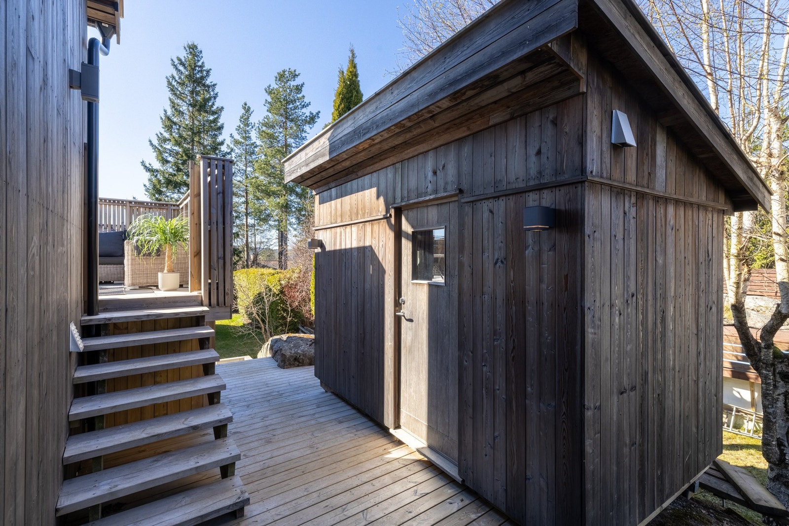 Praktisk bod/tilbygg med enkel adkomst fra uteområdet. Galleribilde