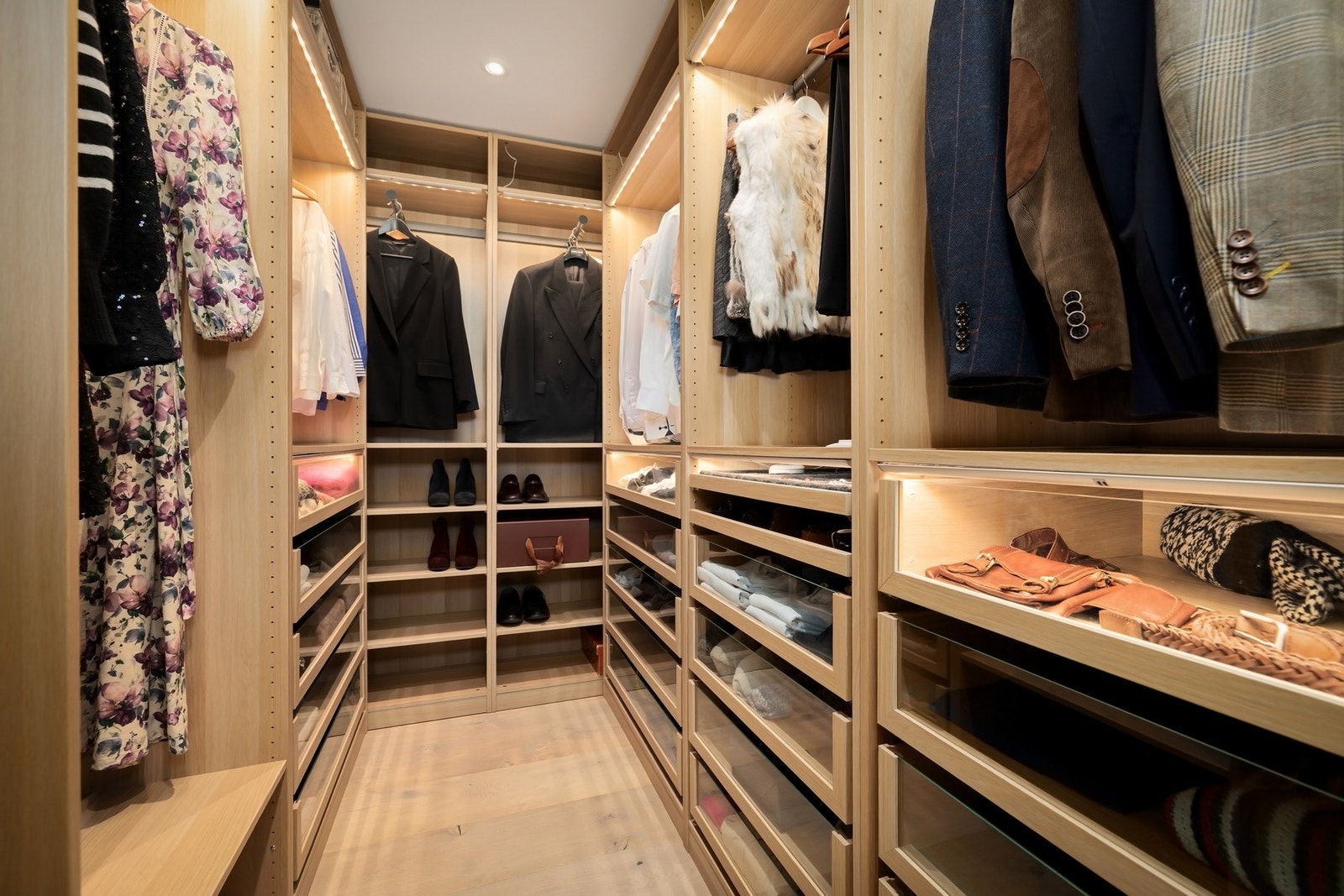 Walk-in garderobe med god oppbevaringsplass. Galleribilde