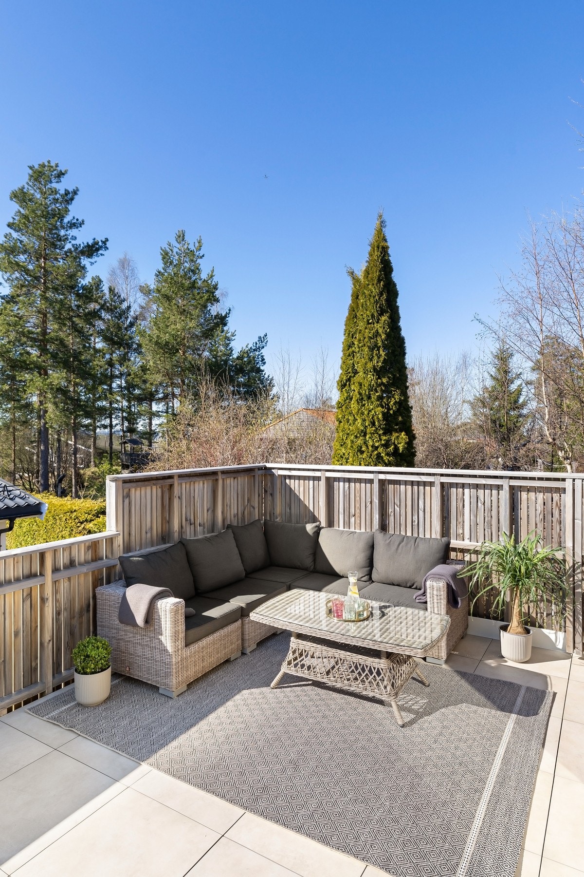 Delikat terrasse med hyggelige soner for avslapning. Galleribilde