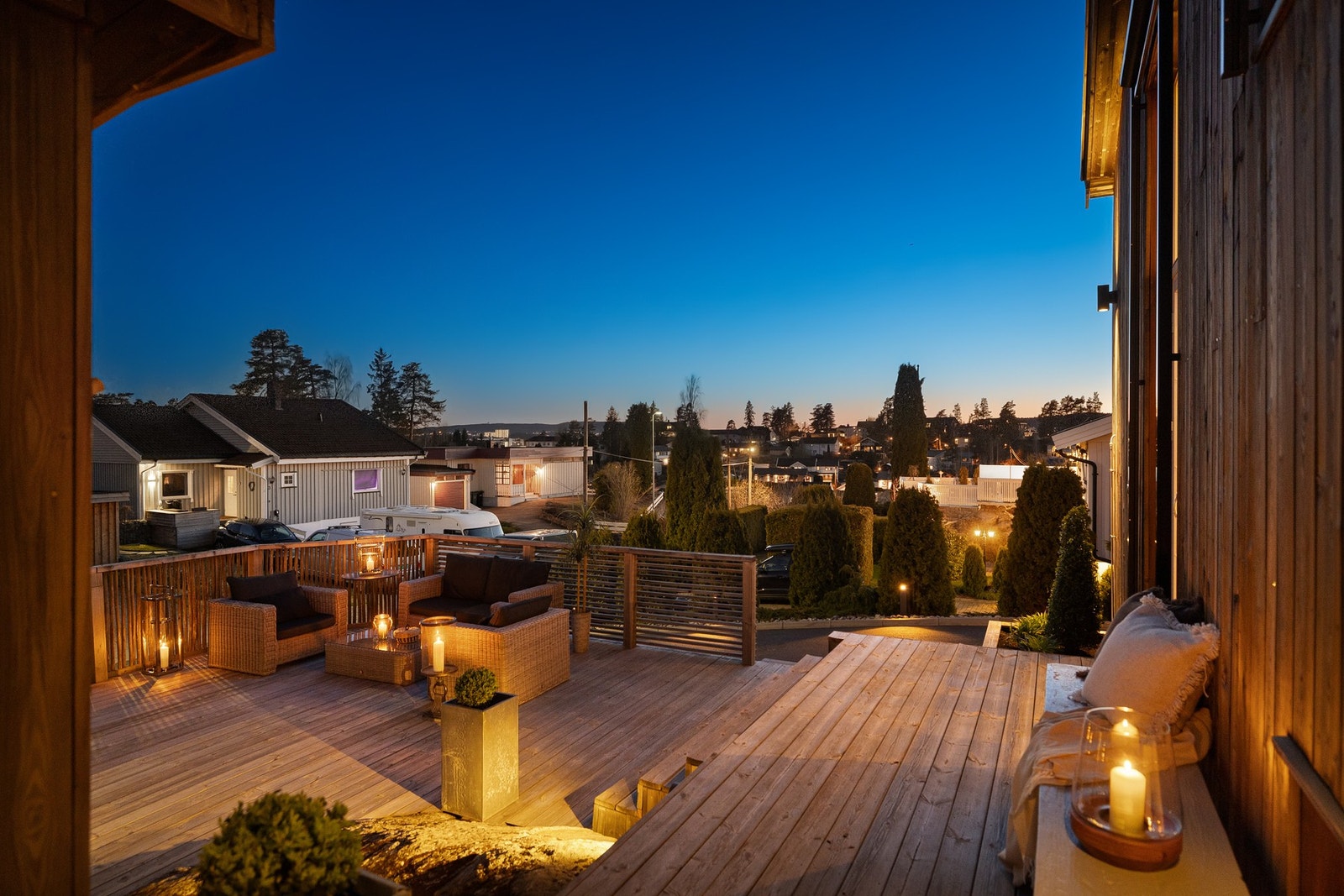 Skjermet terrasse med utsikt og stemningsfull belysning. Galleribilde