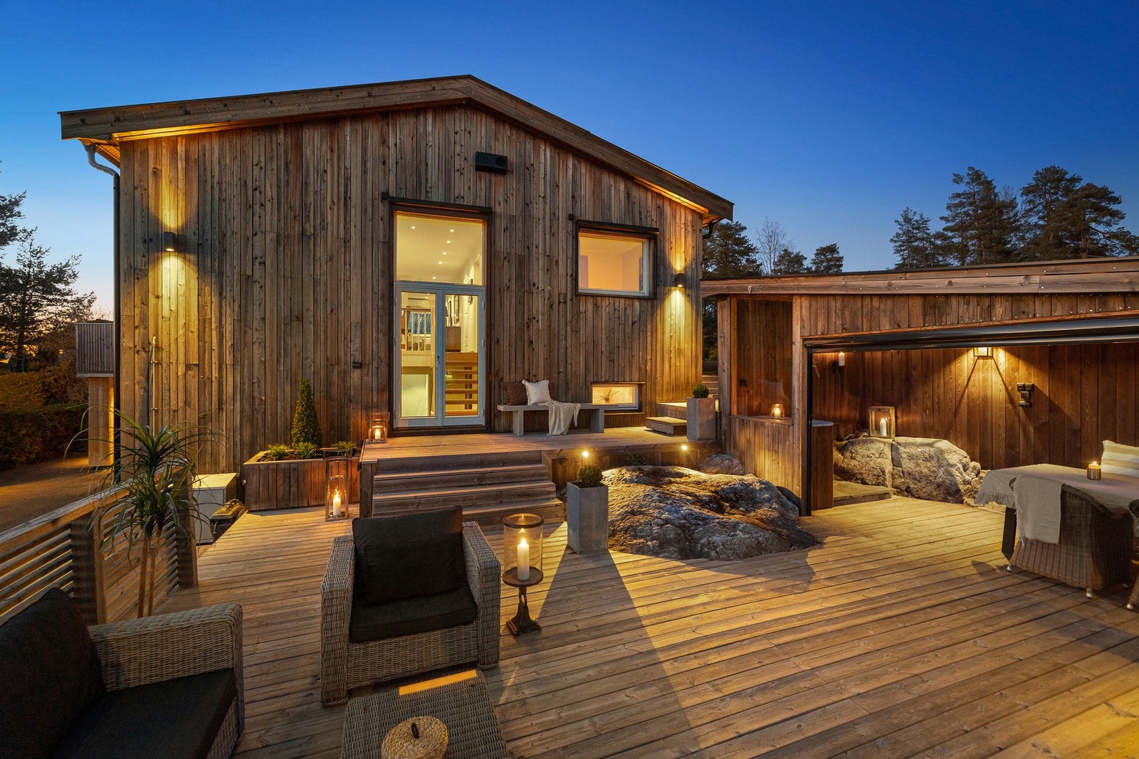 Helhetlig uteområde med flere naturlige oppholdssoner. Galleribilde