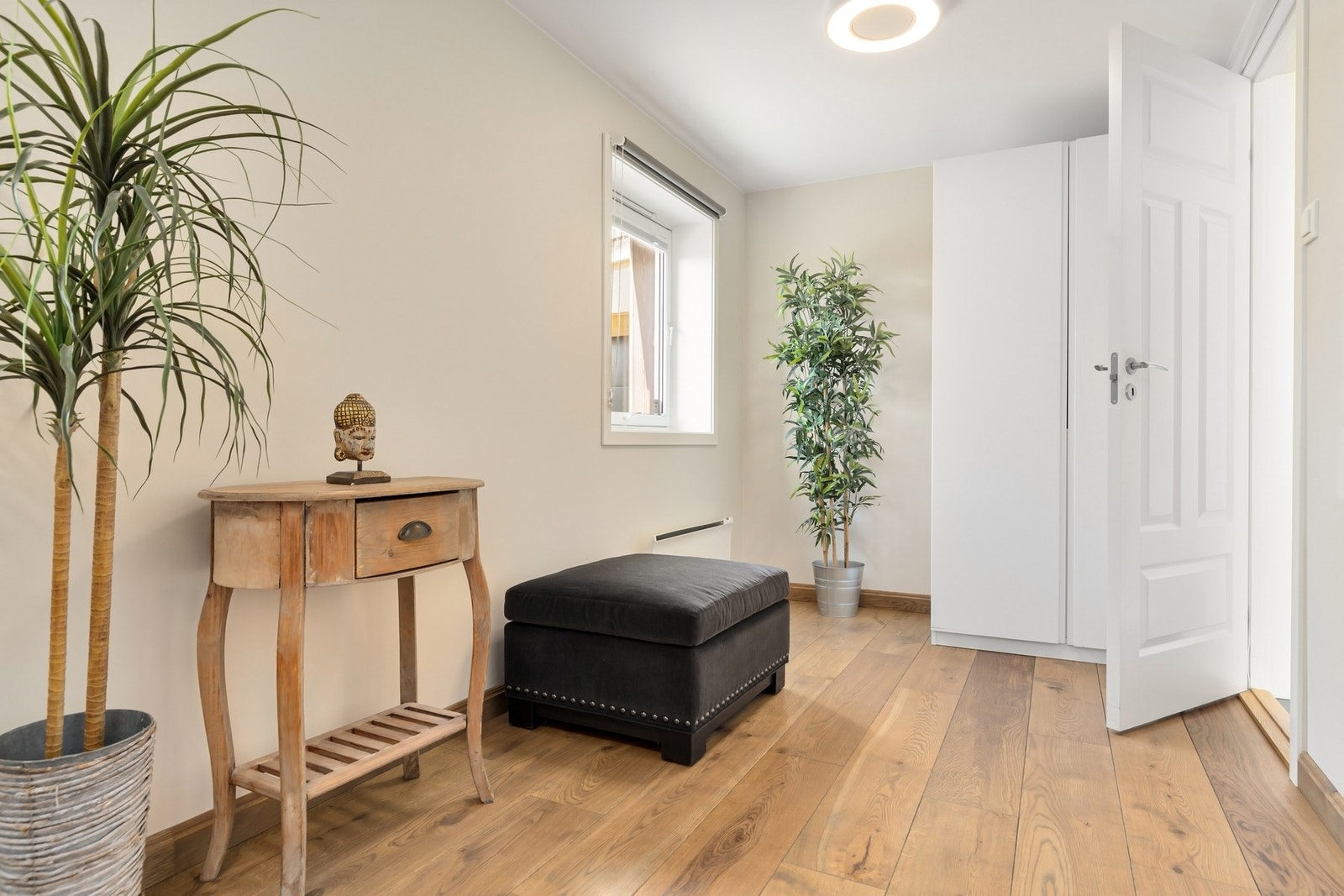 Soverom 3 med lyse materialvalg. Galleribilde