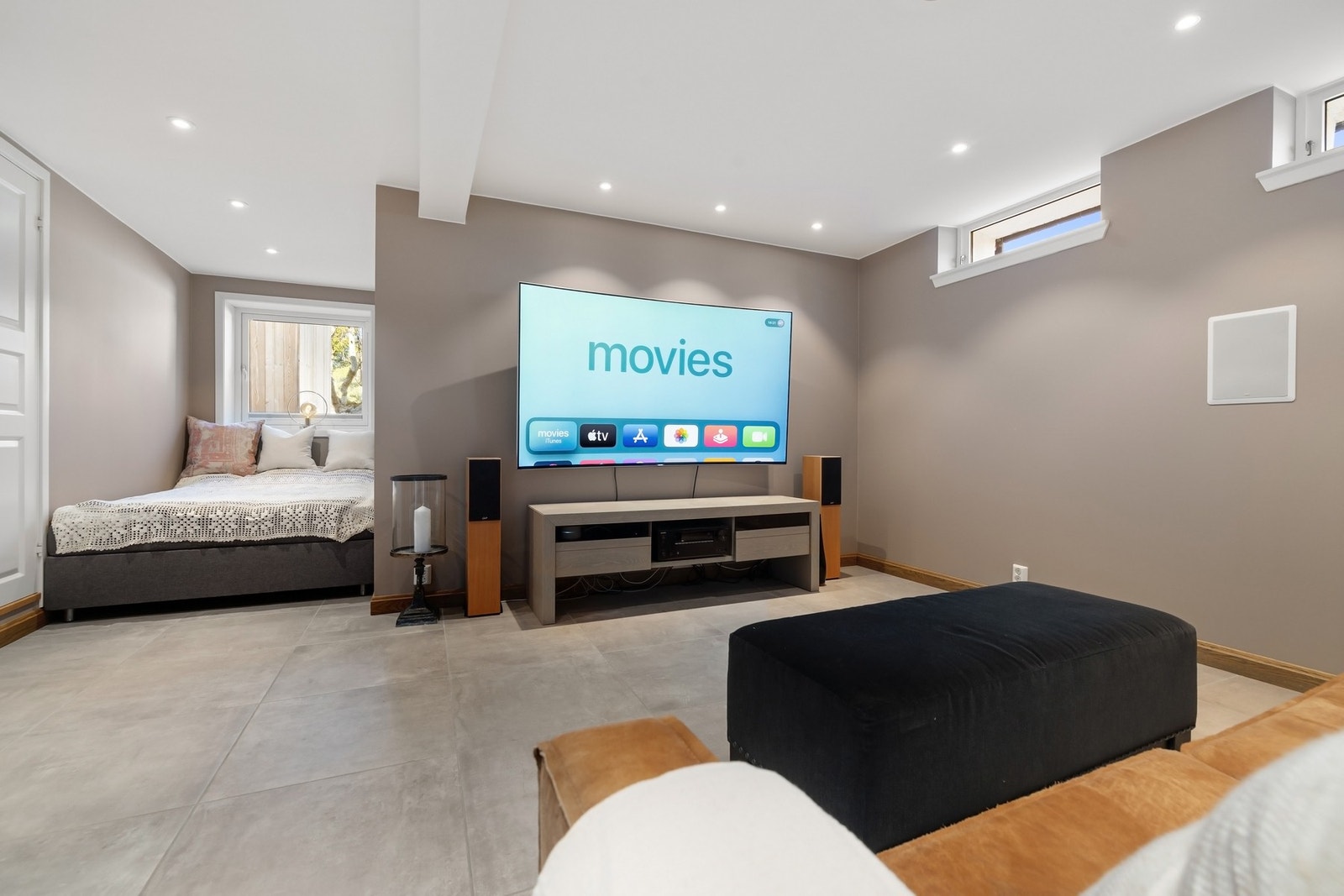 Soverom 2 er et stort rom med mange muligheter - også perfekt som TV-stue eller ungdomsrom. Galleribilde