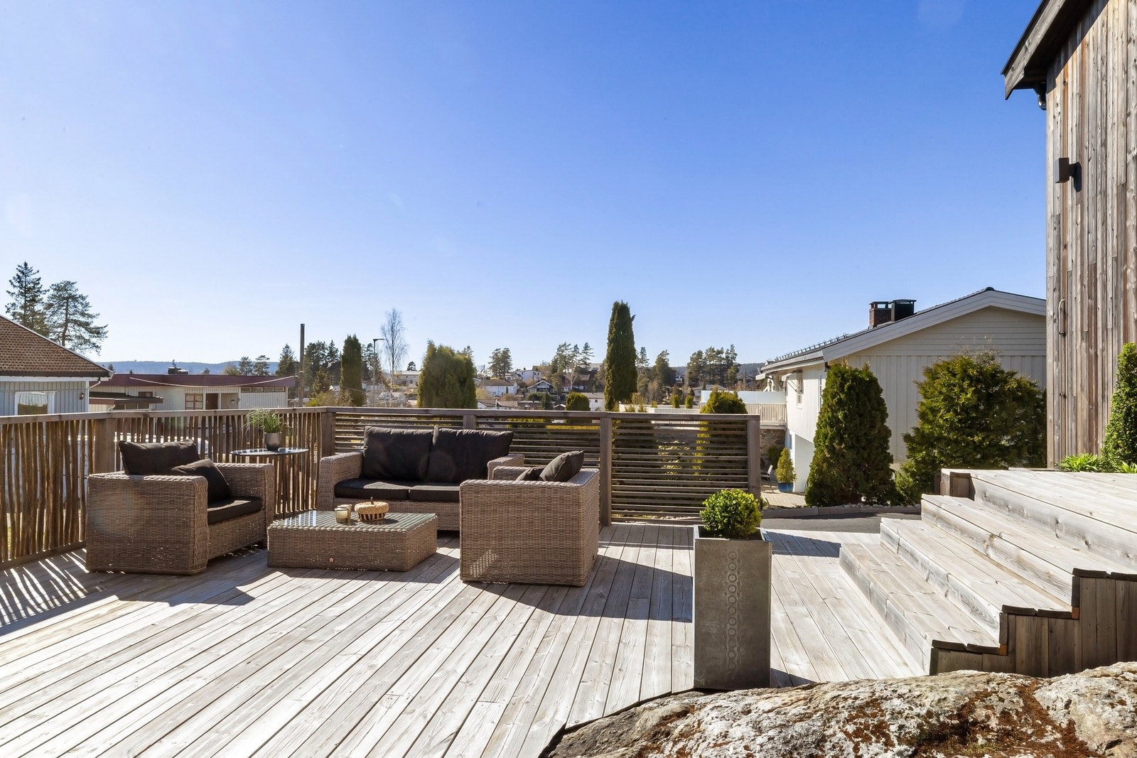 Romslig terrasse med flere naturlige soner. Galleribilde