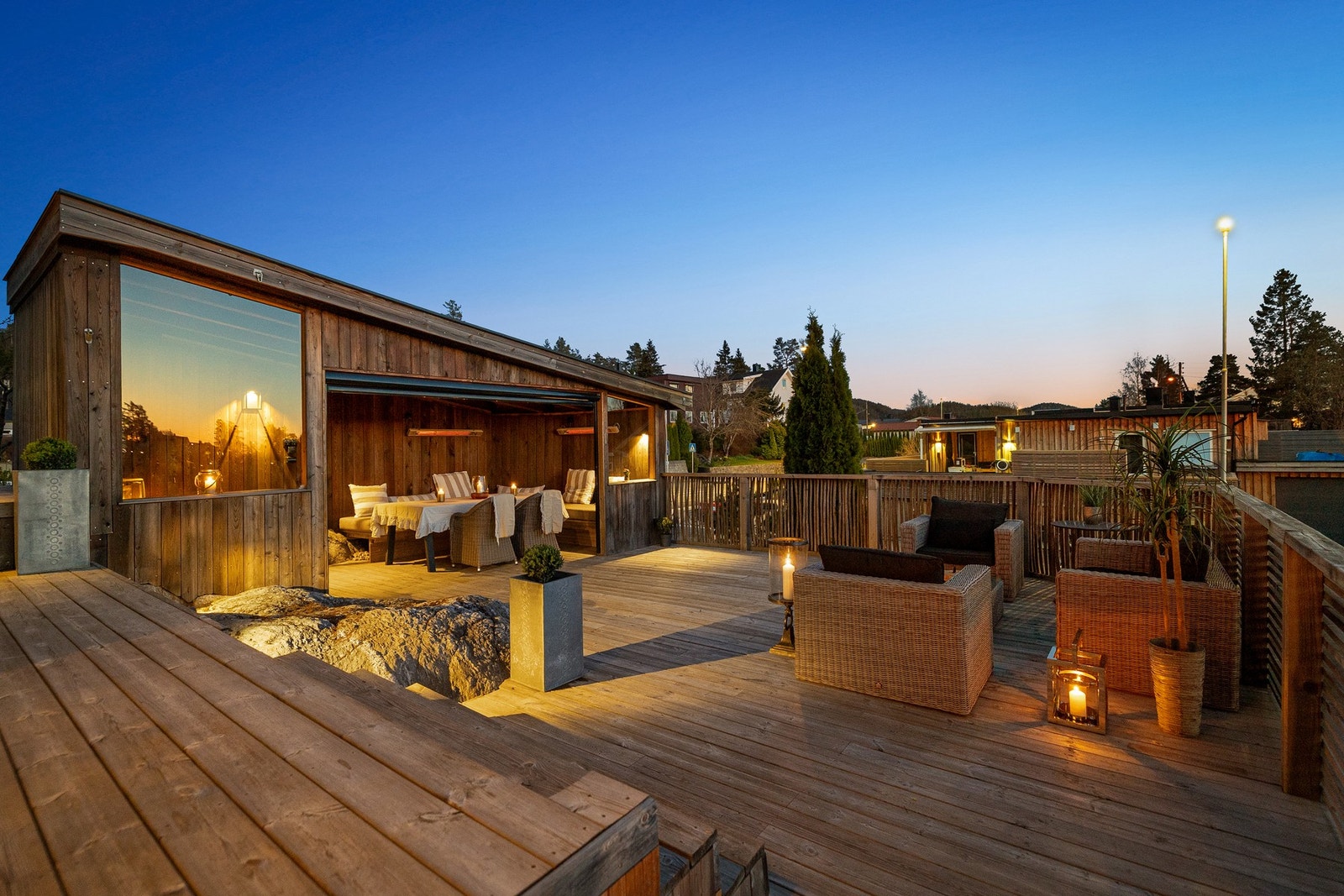 Åpen terrasse med god plass til både lounge og spiseområde. Galleribilde