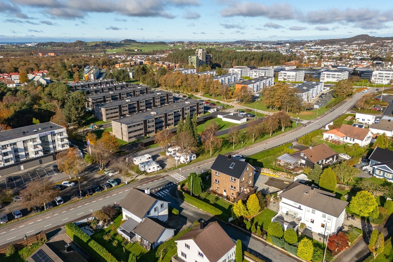 Boligen har en romslig tomt, og ligger i et etterspurt område. Galleribilde