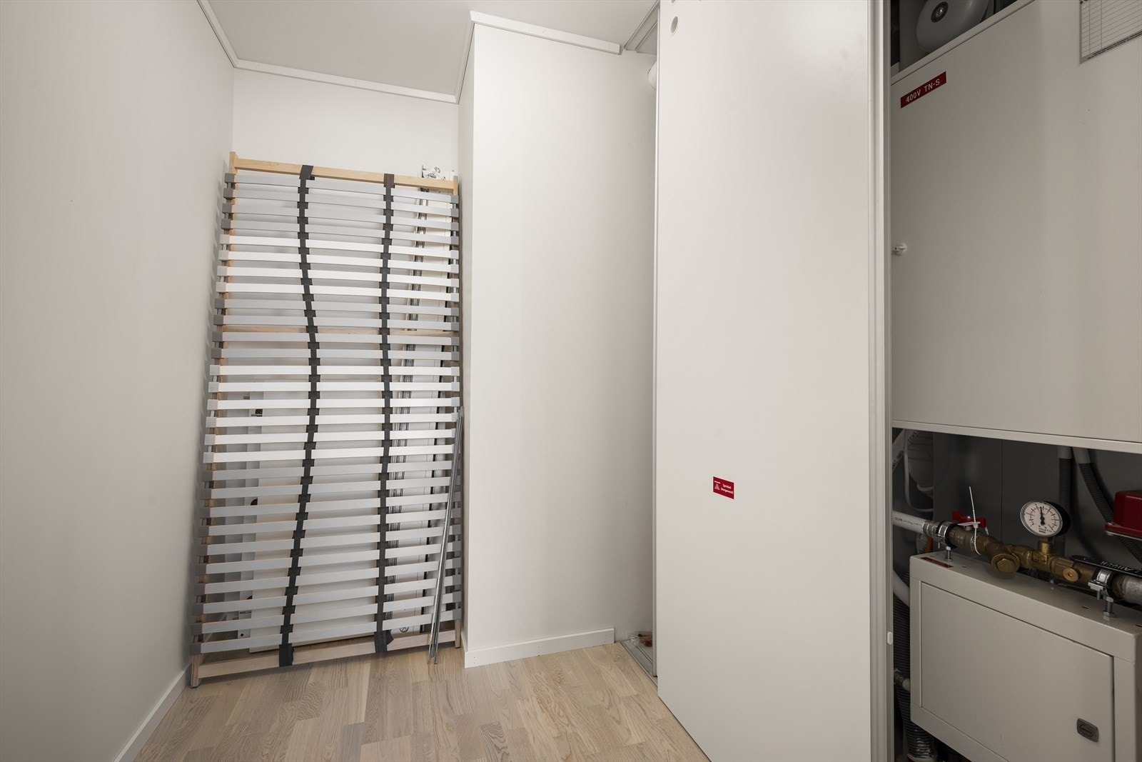 Innvendig bod/ teknisk rom (skult bak en skyvedør) Galleribilde
