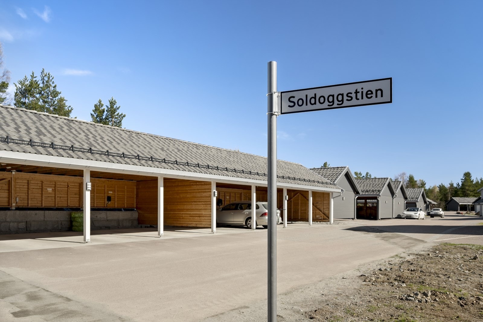 Det medfølger carport i felles garasjeanlegg Galleribilde
