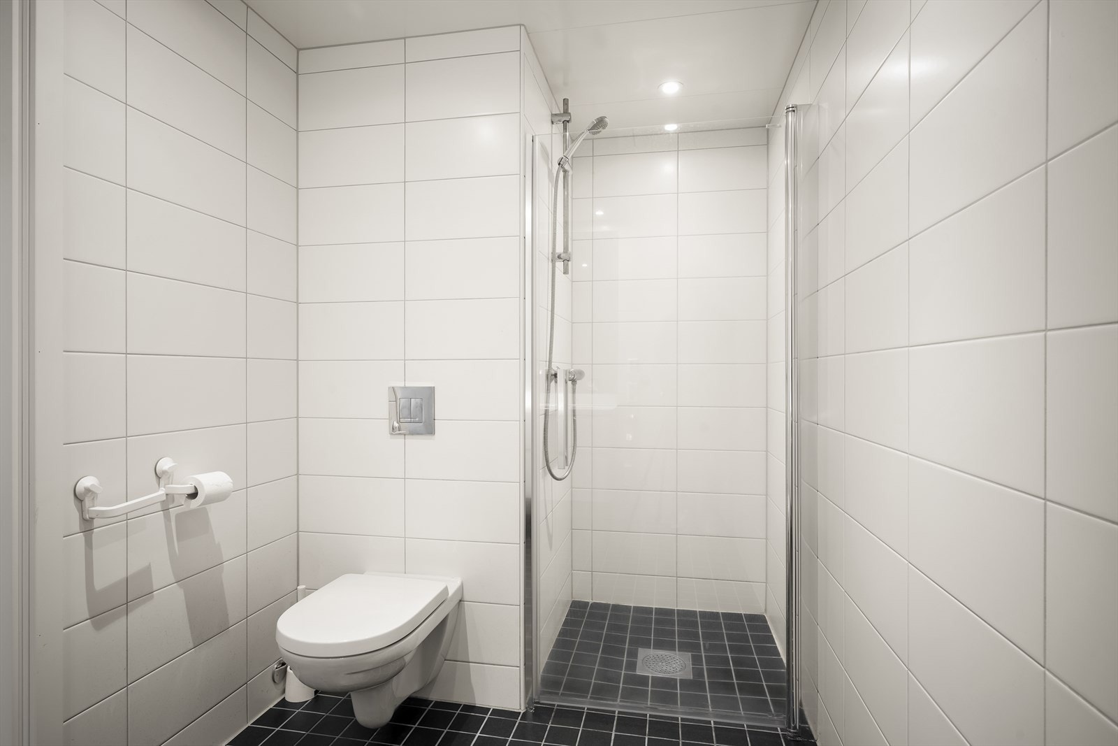 Stort bad med dusjnisje Galleribilde