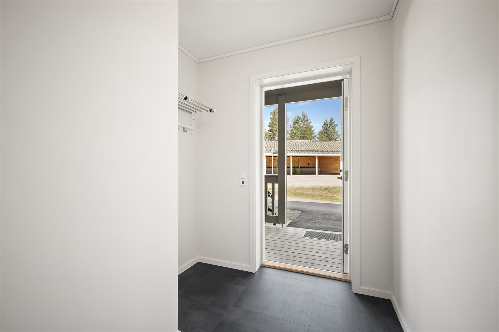 Yttergang med gulvvarme og plass til klesoppbevaring Galleribilde
