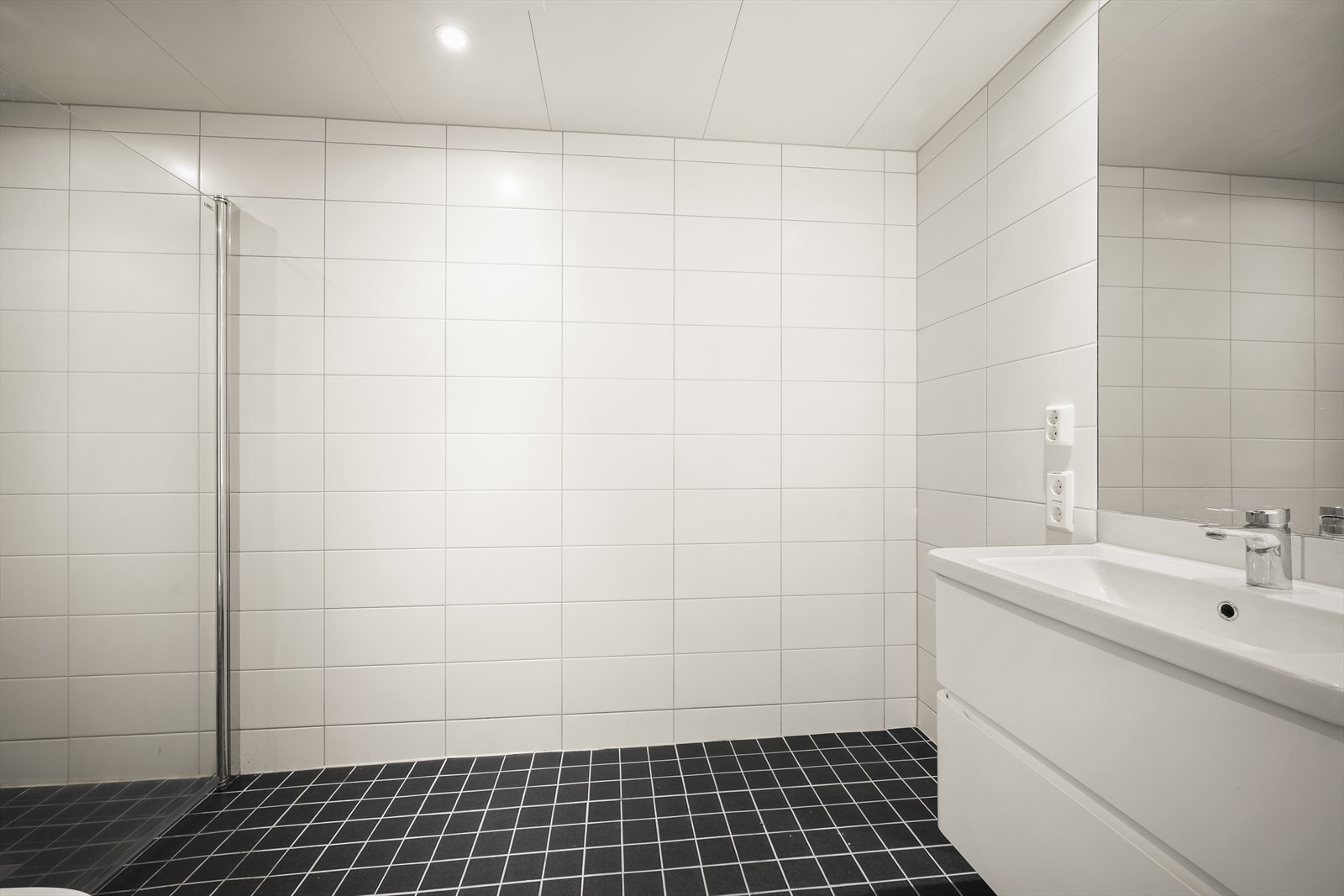 Bad med plass til vaskemaskin og tørketrommel - downlights i himling Galleribilde